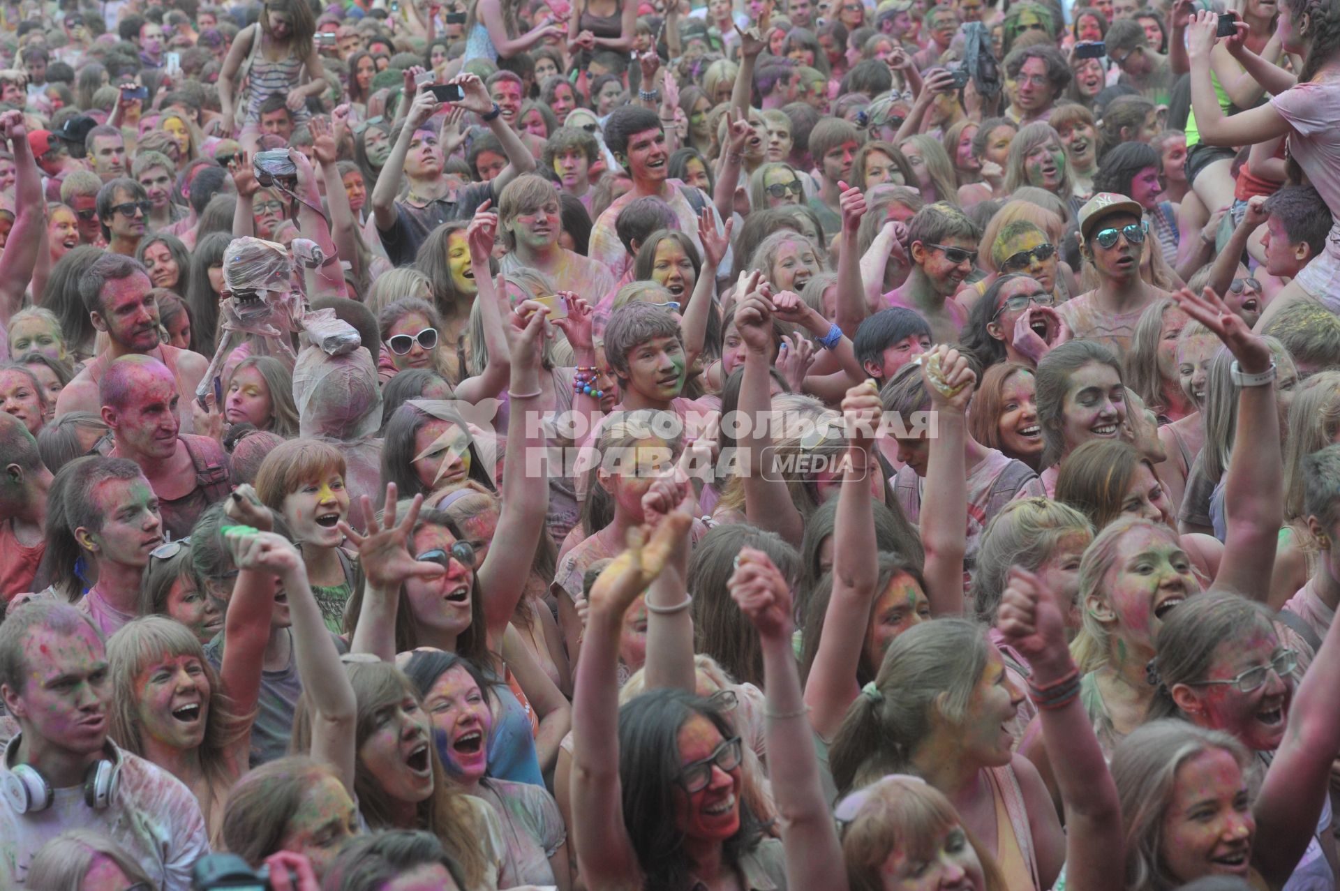 ВВЦ: Фестиваль красок `ColorFest` . На снимке: участники праздника обсыпают друг друга красками разных цветов.