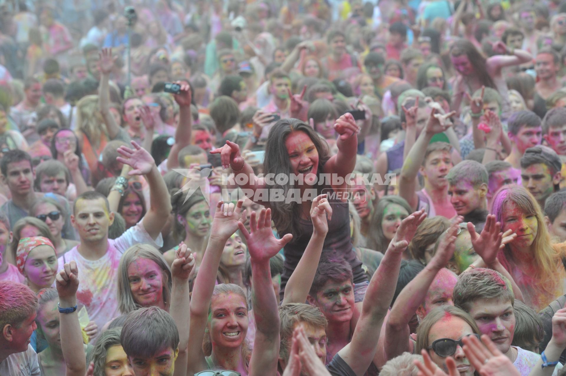 ВВЦ: Фестиваль красок `ColorFest` . На снимке: участники праздника обсыпают друг друга красками разных цветов.