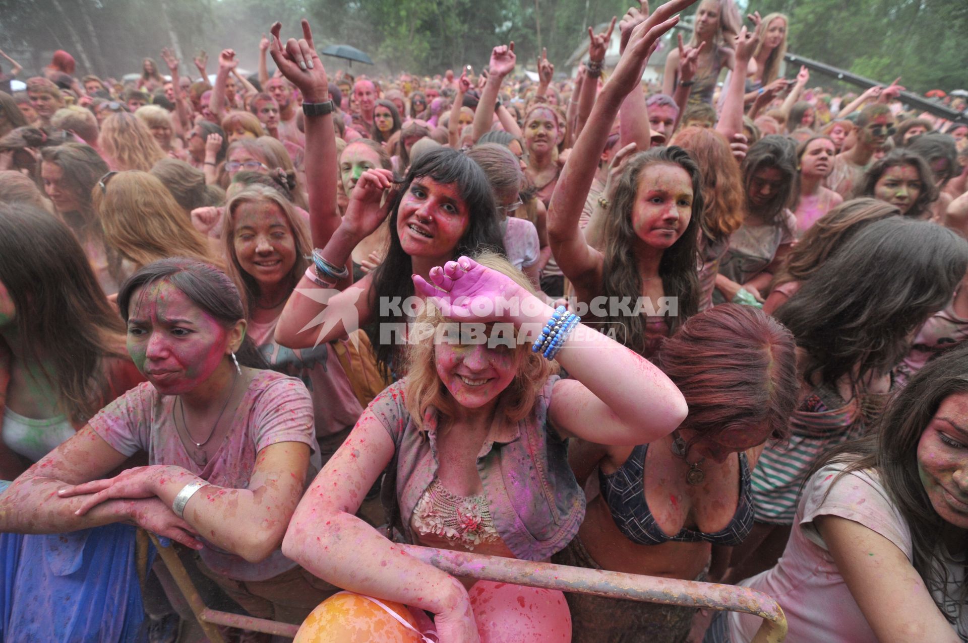 ВВЦ: Фестиваль красок `ColorFest` . На снимке: участники праздника обсыпают друг друга красками разных цветов.