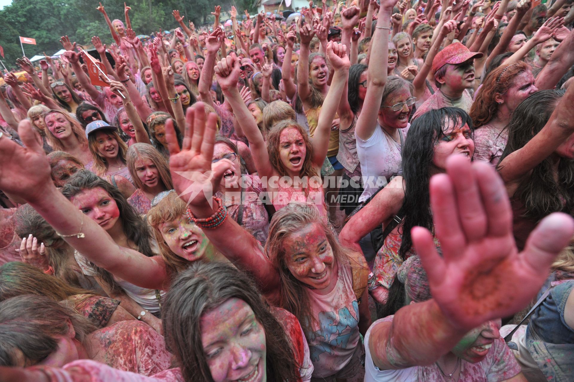 ВВЦ: Фестиваль красок `ColorFest` . На снимке: участники праздника обсыпают друг друга красками разных цветов.