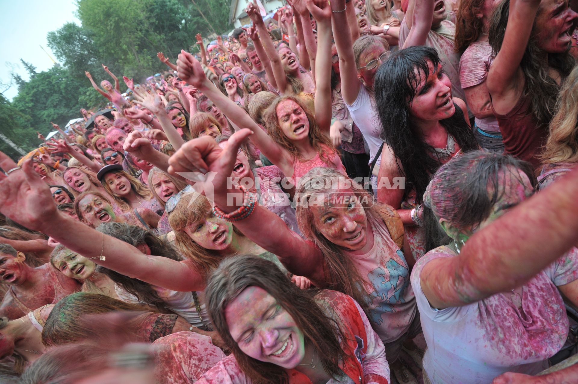 ВВЦ: Фестиваль красок `ColorFest` . На снимке: участники праздника обсыпают друг друга красками разных цветов.