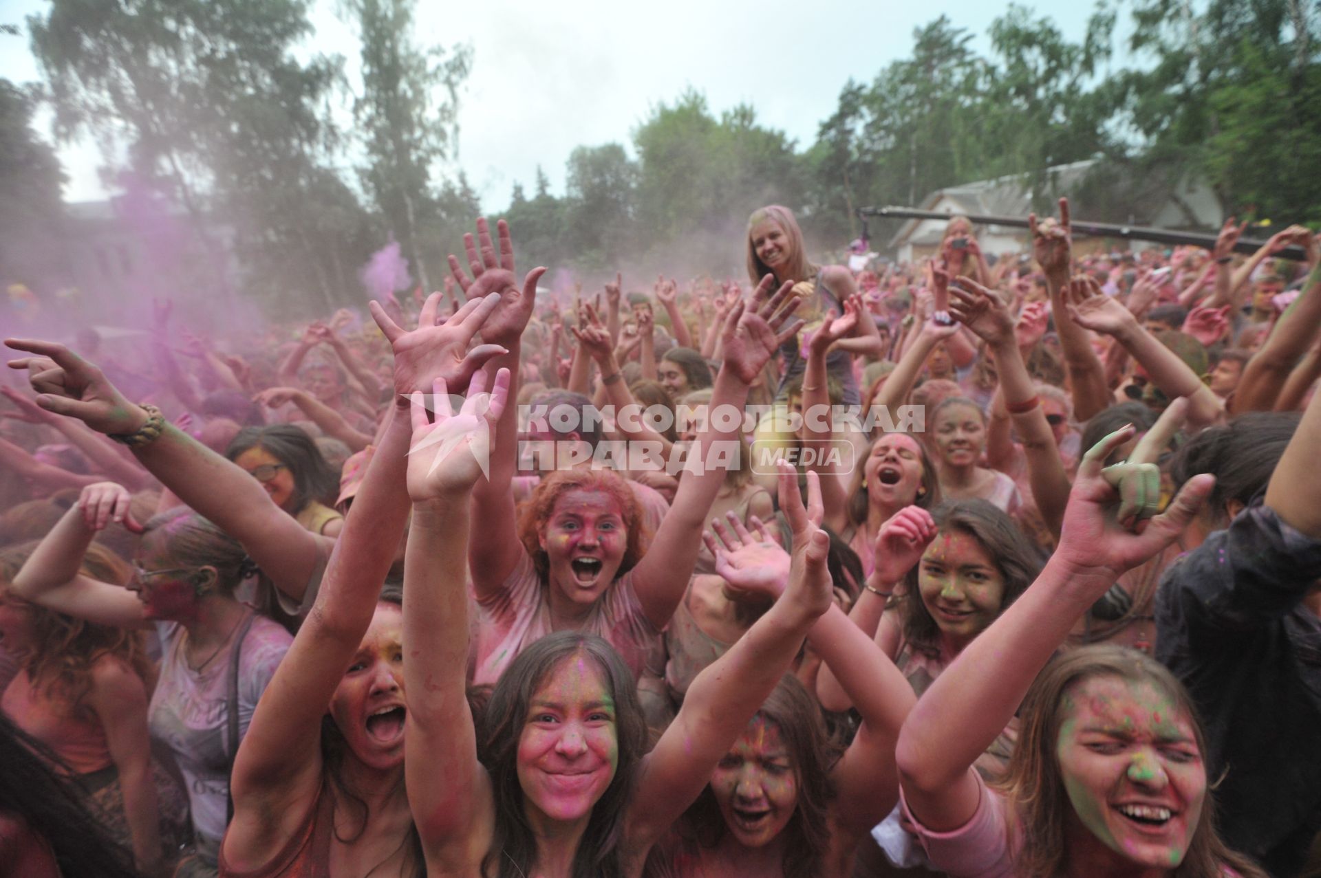 ВВЦ: Фестиваль красок `ColorFest` . На снимке: участники праздника обсыпают друг друга красками разных цветов.