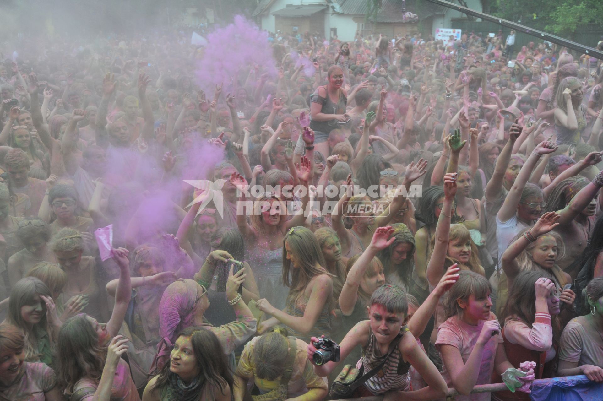 ВВЦ: Фестиваль красок `ColorFest` . На снимке: участники праздника обсыпают друг друга красками разных цветов.