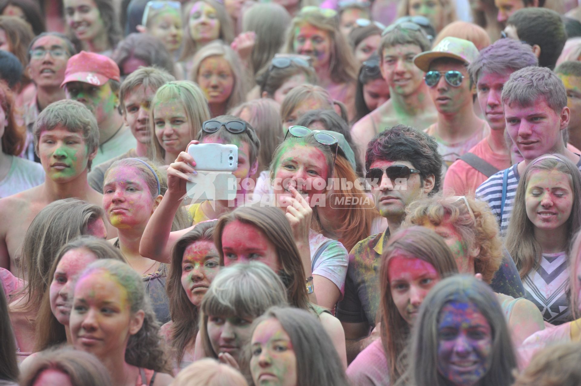 ВВЦ: Фестиваль красок `ColorFest` . На снимке: участники праздника обсыпают друг друга красками разных цветов.