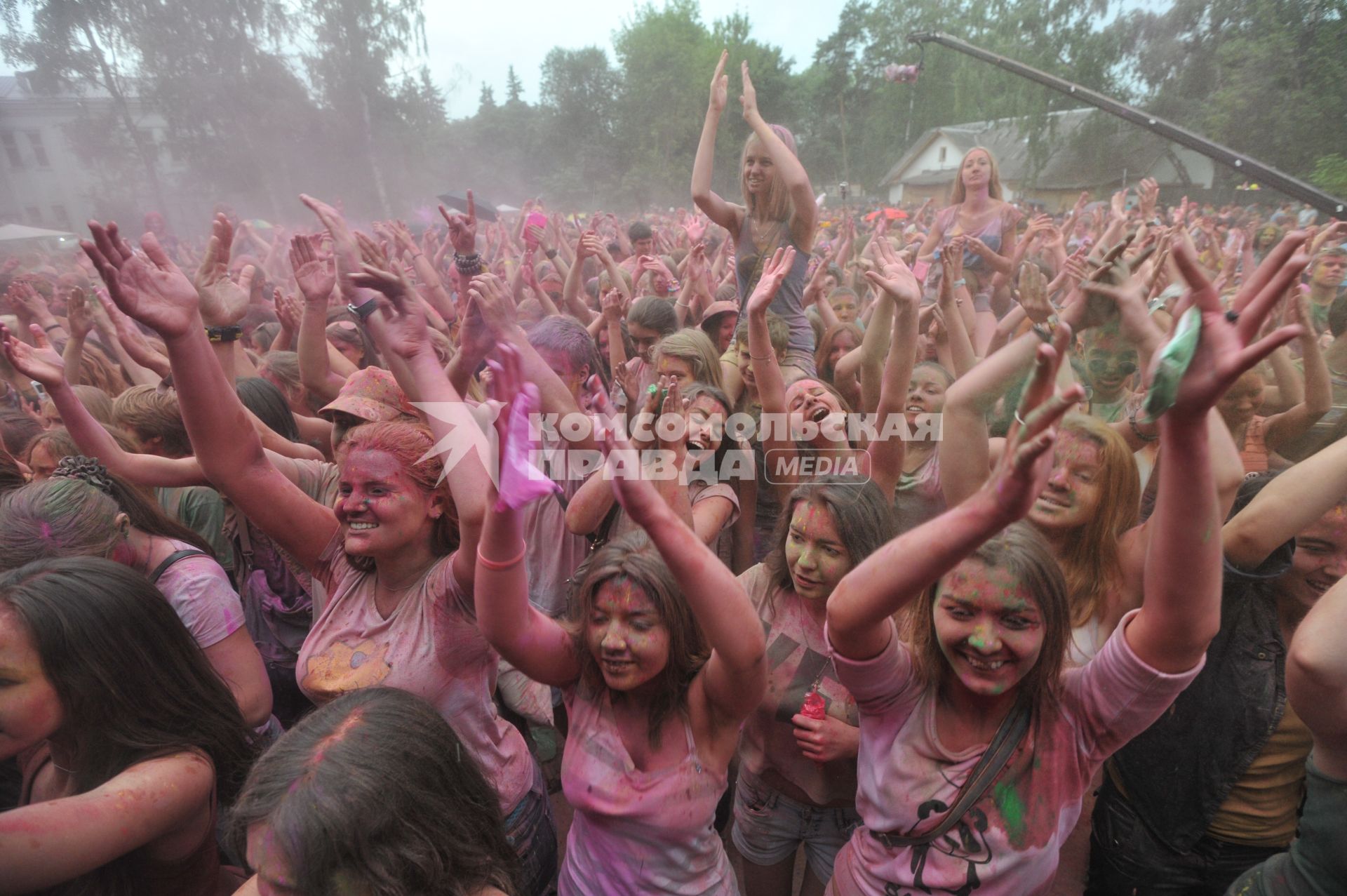 ВВЦ: Фестиваль красок `ColorFest` . На снимке: участники праздника обсыпают друг друга красками разных цветов.