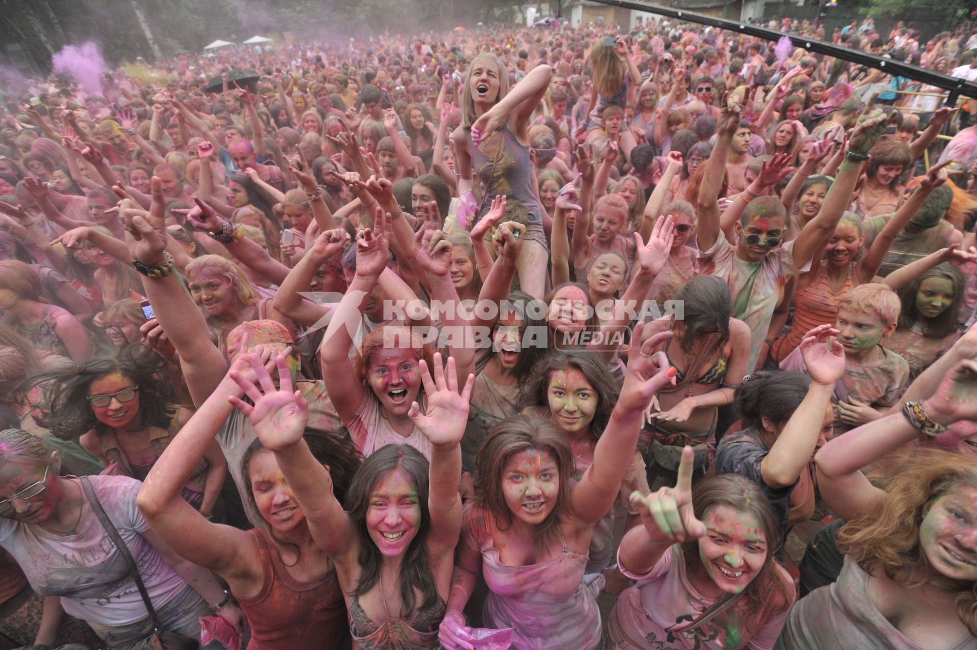 ВВЦ: Фестиваль красок `ColorFest` . На снимке: участники праздника обсыпают друг друга красками разных цветов.