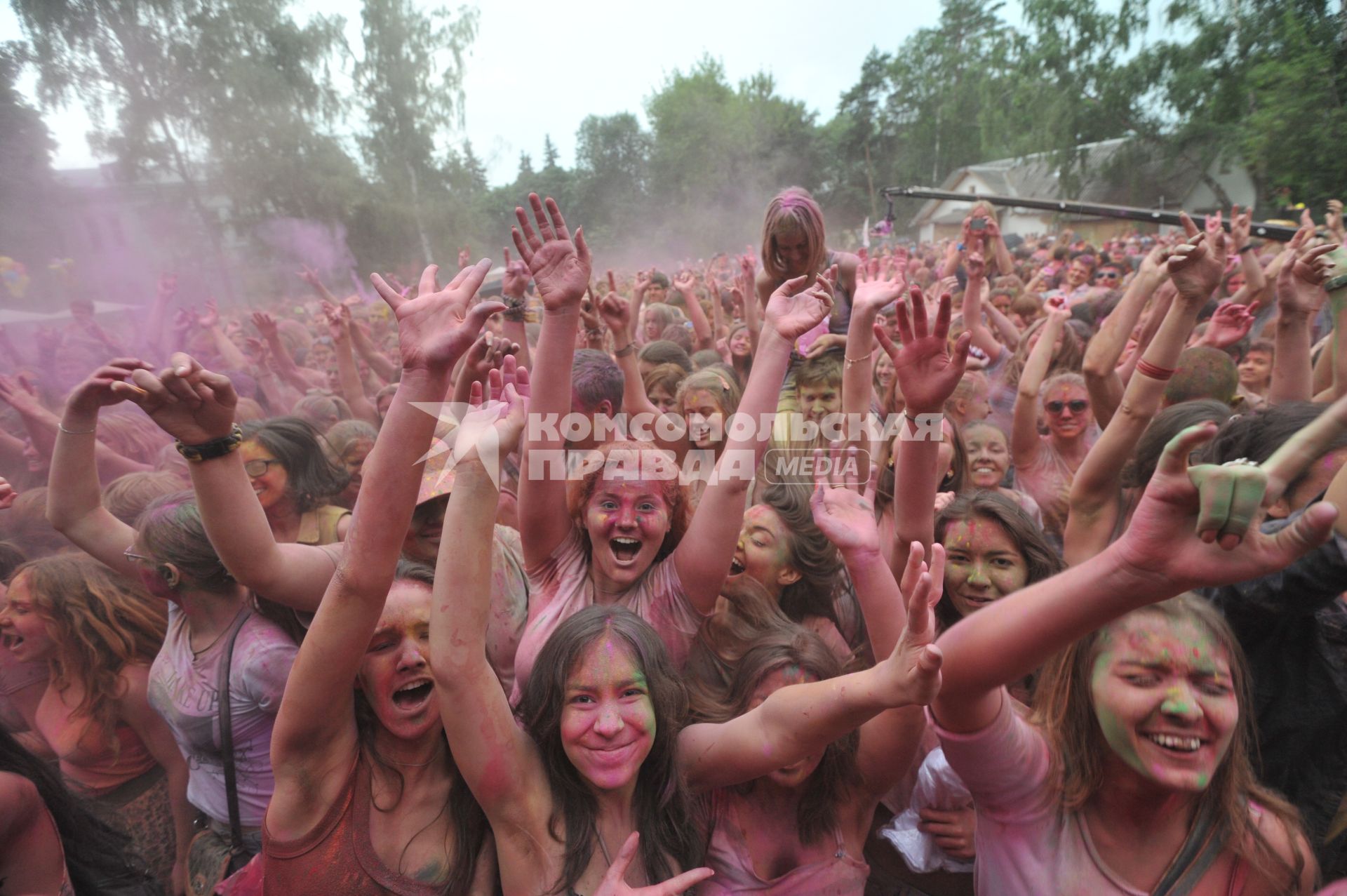 ВВЦ: Фестиваль красок `ColorFest` . На снимке: участники праздника обсыпают друг друга красками разных цветов.