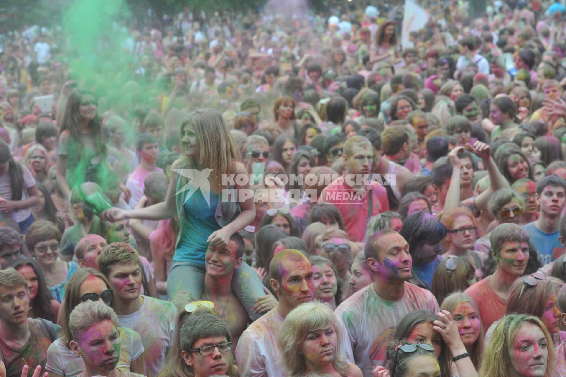 ВВЦ: Фестиваль красок `ColorFest` . На снимке: участники праздника обсыпают друг друга красками разных цветов.