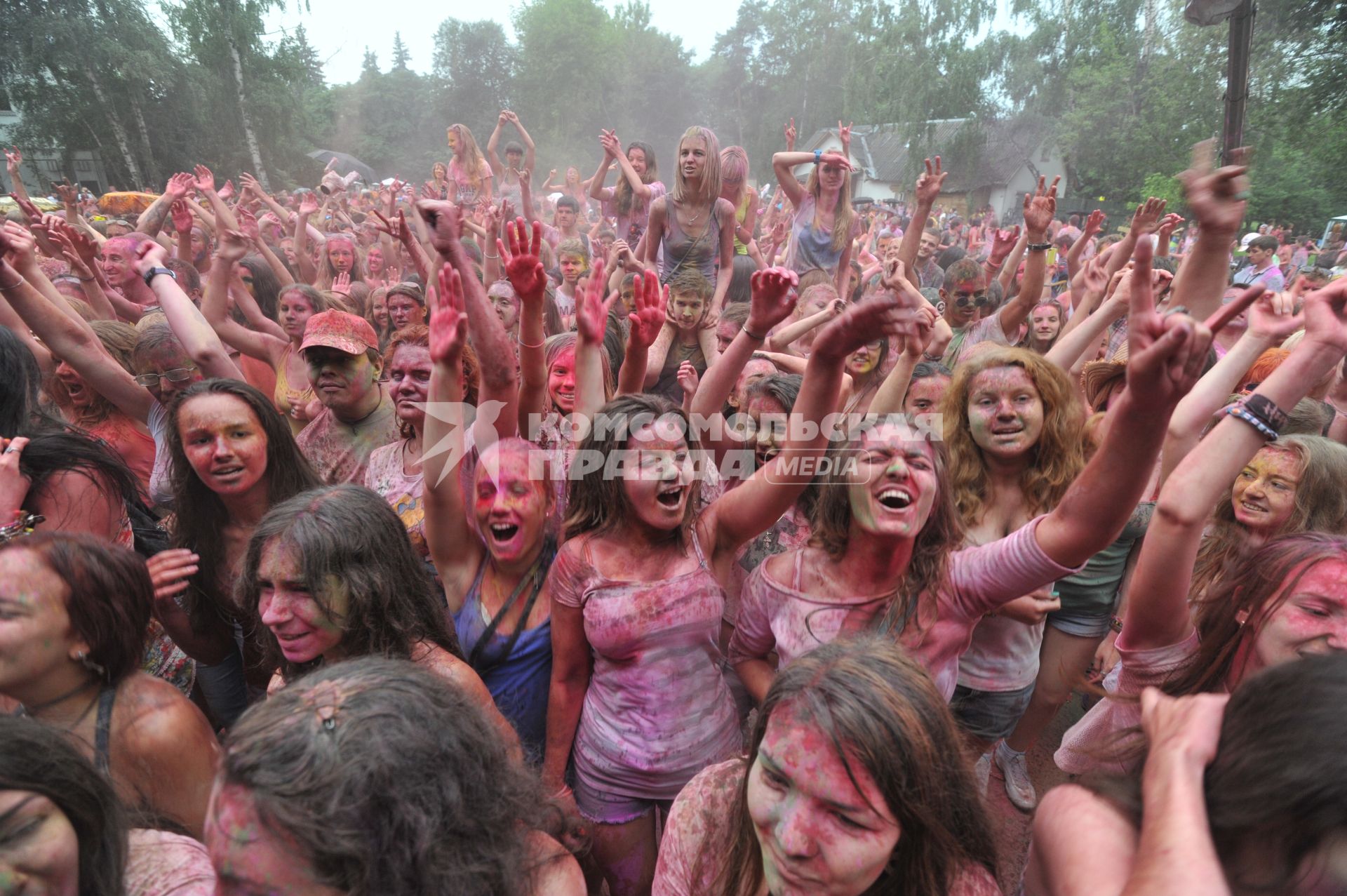 ВВЦ: Фестиваль красок `ColorFest` . На снимке: участники праздника обсыпают друг друга красками разных цветов.