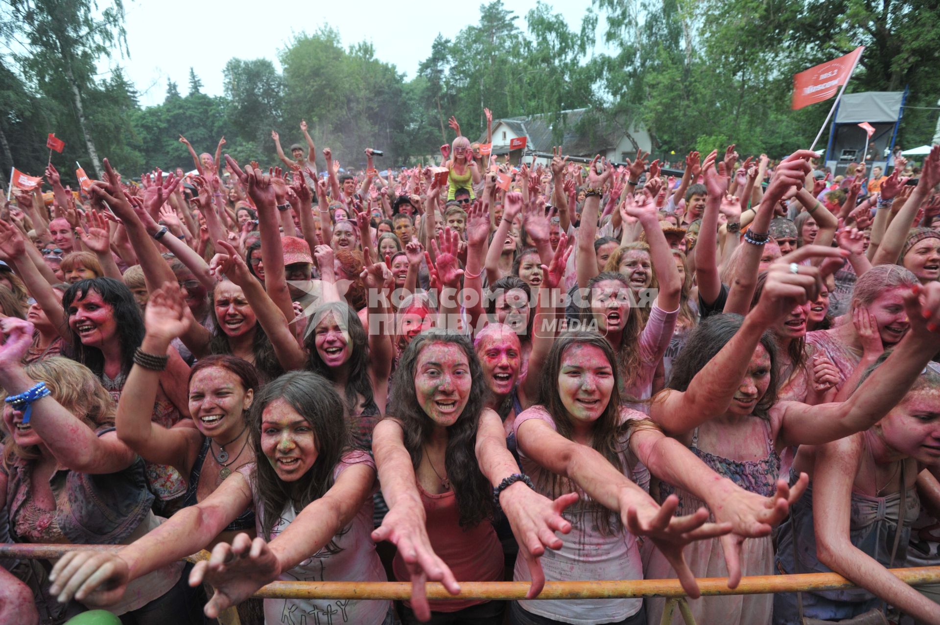 ВВЦ: Фестиваль красок `ColorFest` . На снимке: участники праздника обсыпают друг друга красками разных цветов.