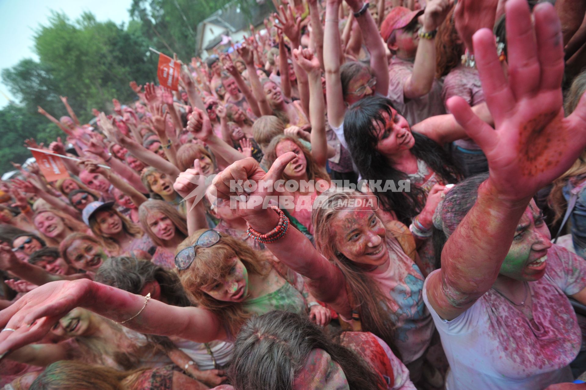 ВВЦ: Фестиваль красок `ColorFest` . На снимке: участники праздника обсыпают друг друга красками разных цветов.