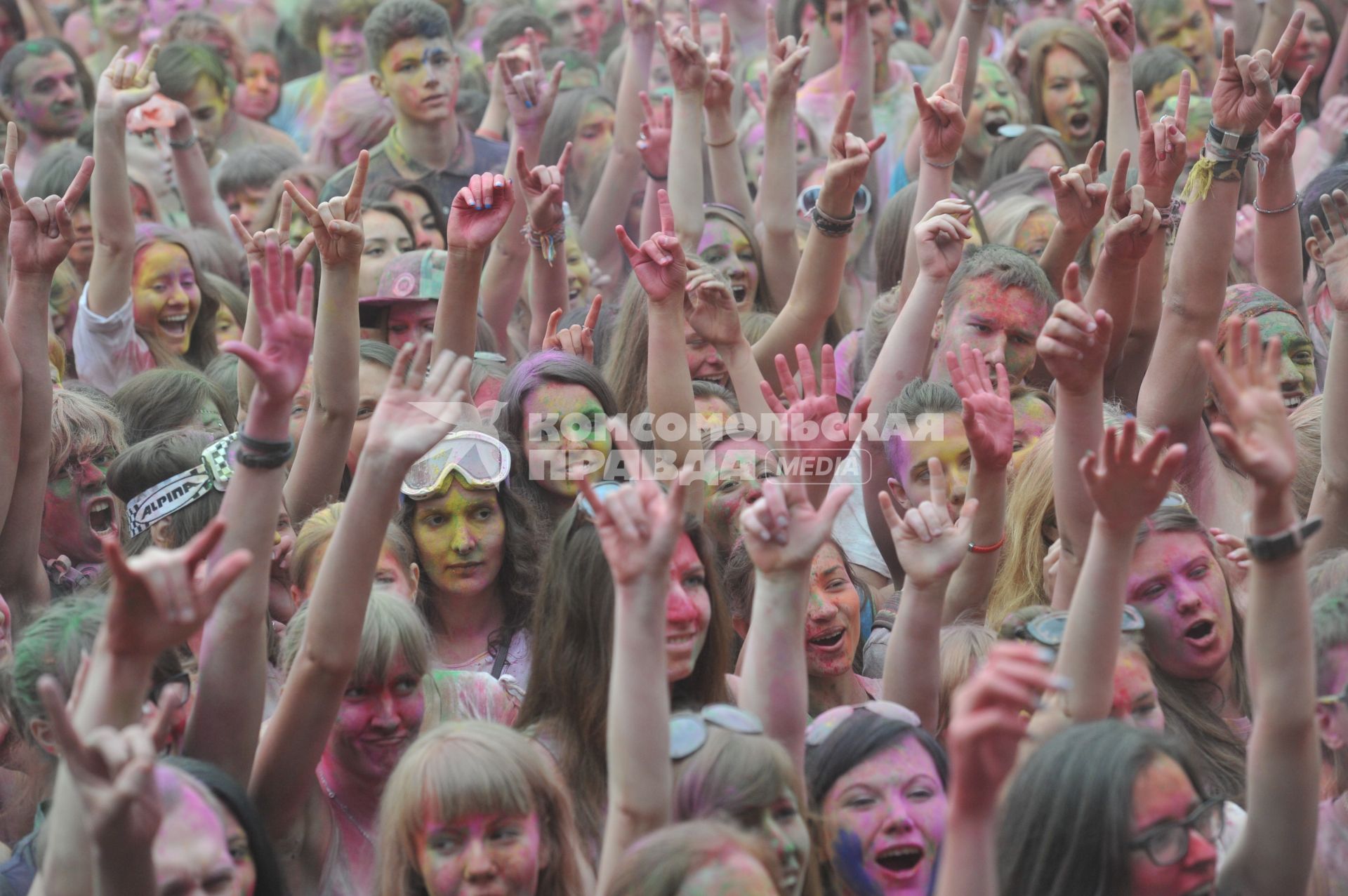 ВВЦ: Фестиваль красок `ColorFest` . На снимке: участники праздника обсыпают друг друга красками разных цветов.