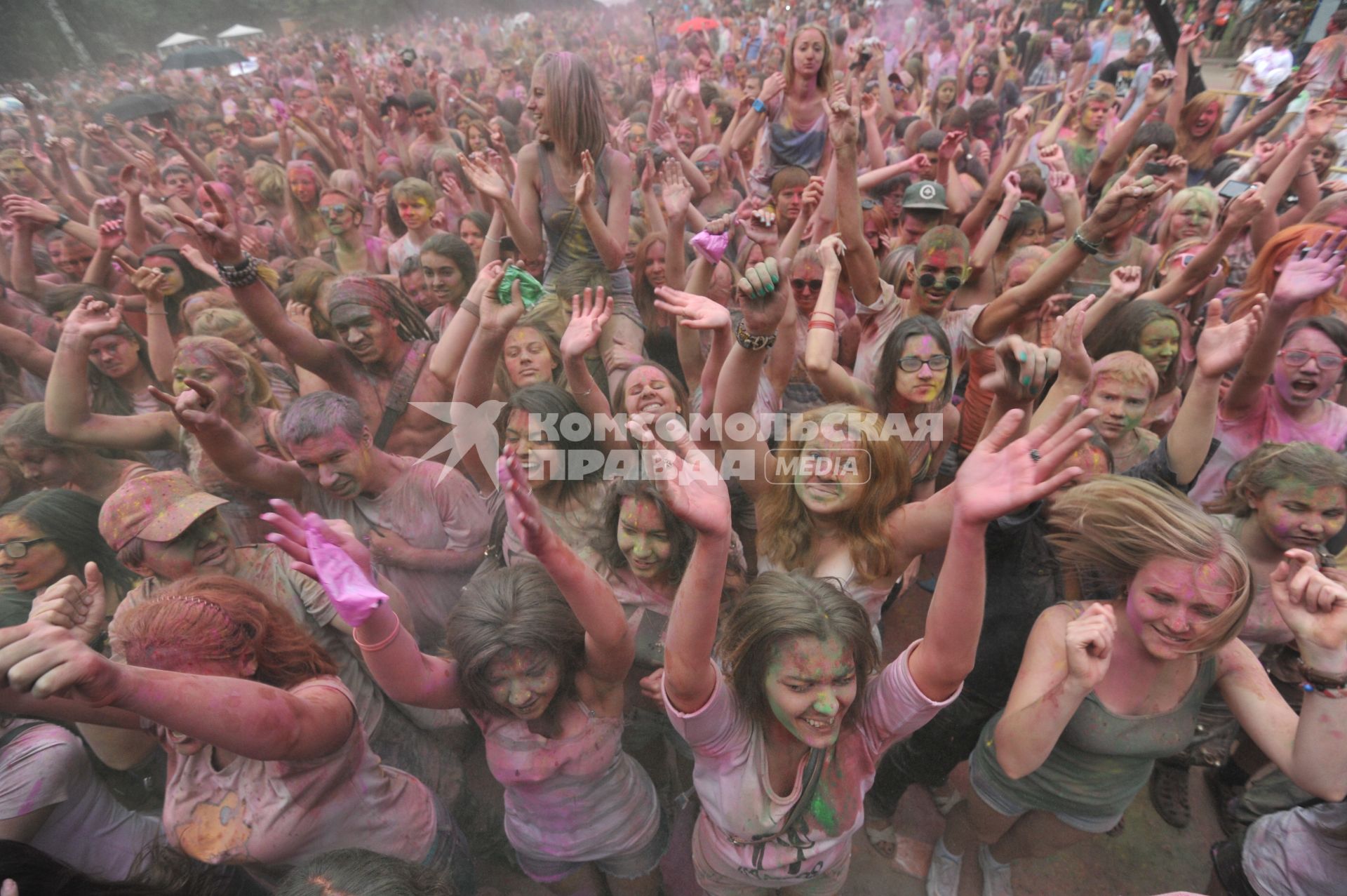 ВВЦ: Фестиваль красок `ColorFest` . На снимке: участники праздника обсыпают друг друга красками разных цветов.