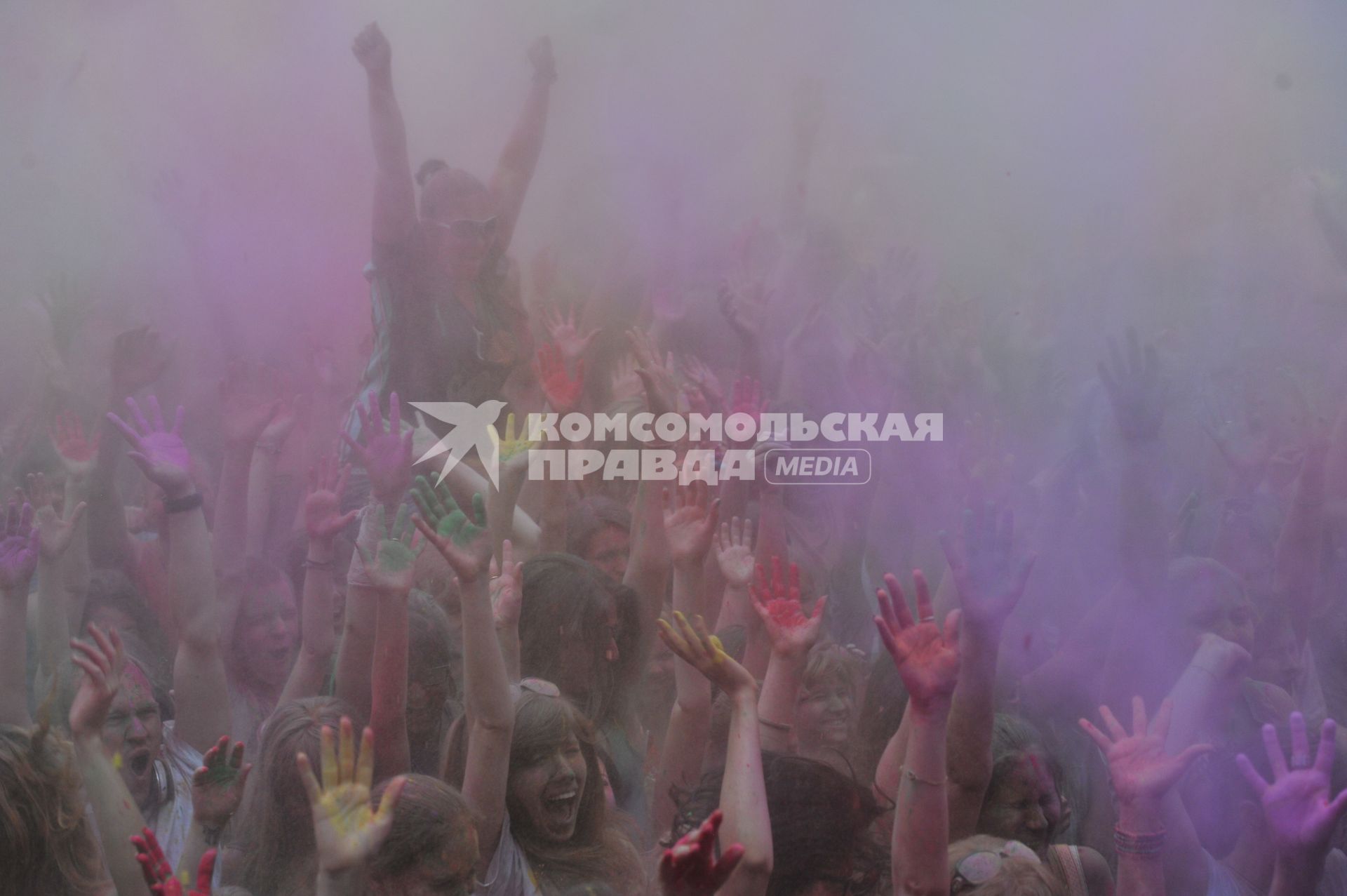 ВВЦ: Фестиваль красок `ColorFest` . На снимке: участники праздника обсыпают друг друга красками разных цветов.