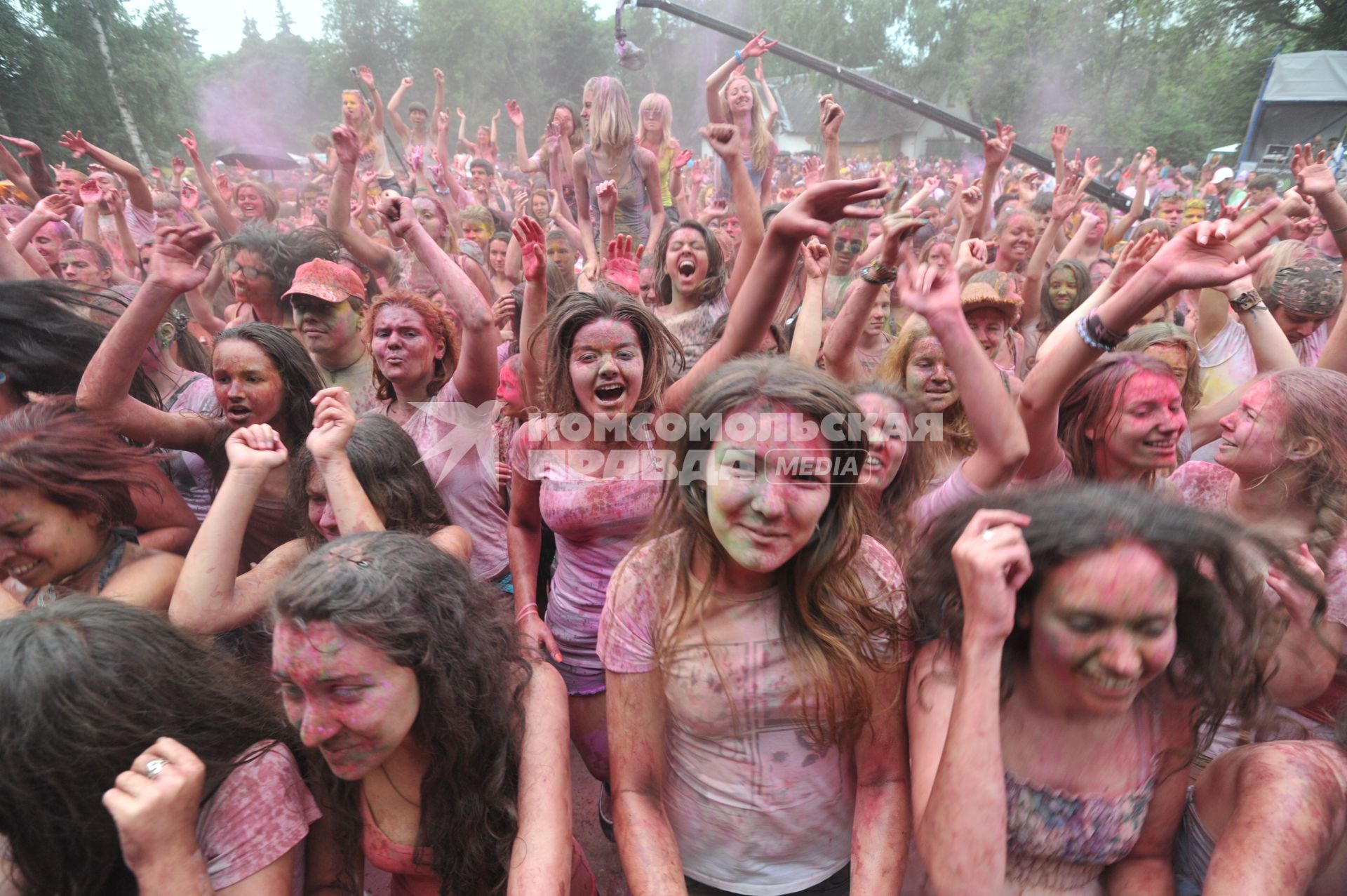 ВВЦ: Фестиваль красок `ColorFest` . На снимке: участники праздника обсыпают друг друга красками разных цветов.