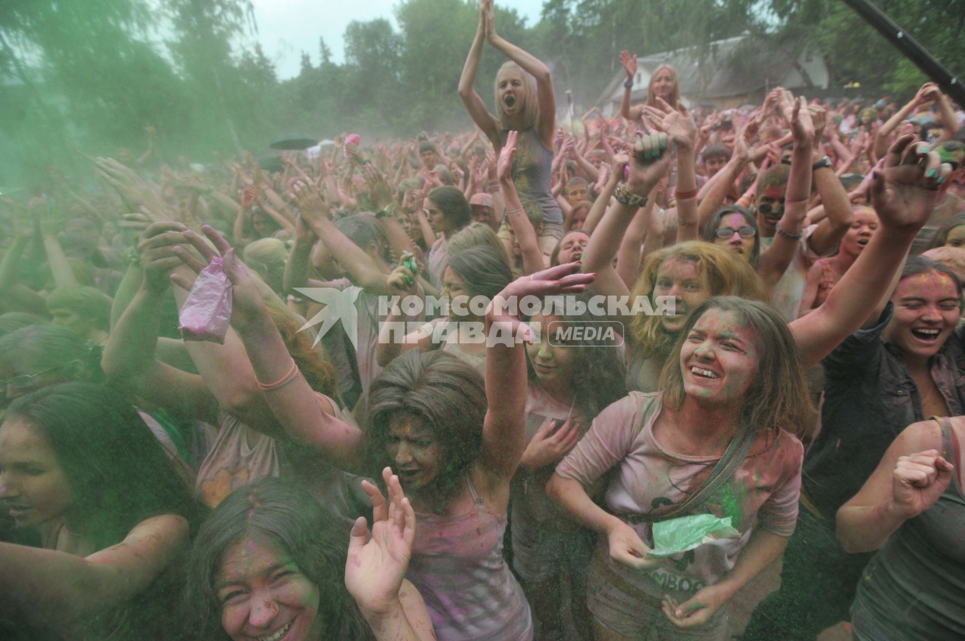 ВВЦ: Фестиваль красок `ColorFest` . На снимке: участники праздника обсыпают друг друга красками разных цветов.