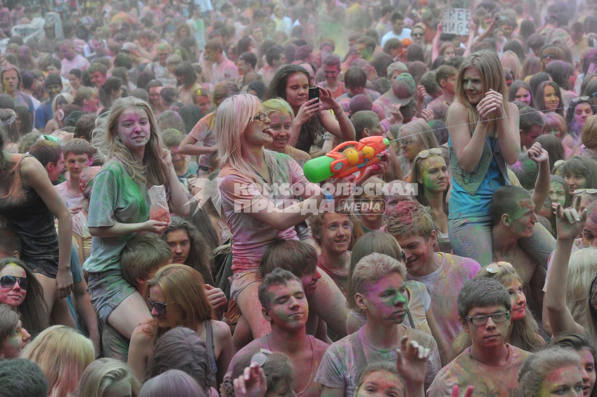 ВВЦ: Фестиваль красок `ColorFest` . На снимке: участники праздника обсыпают друг друга красками разных цветов.