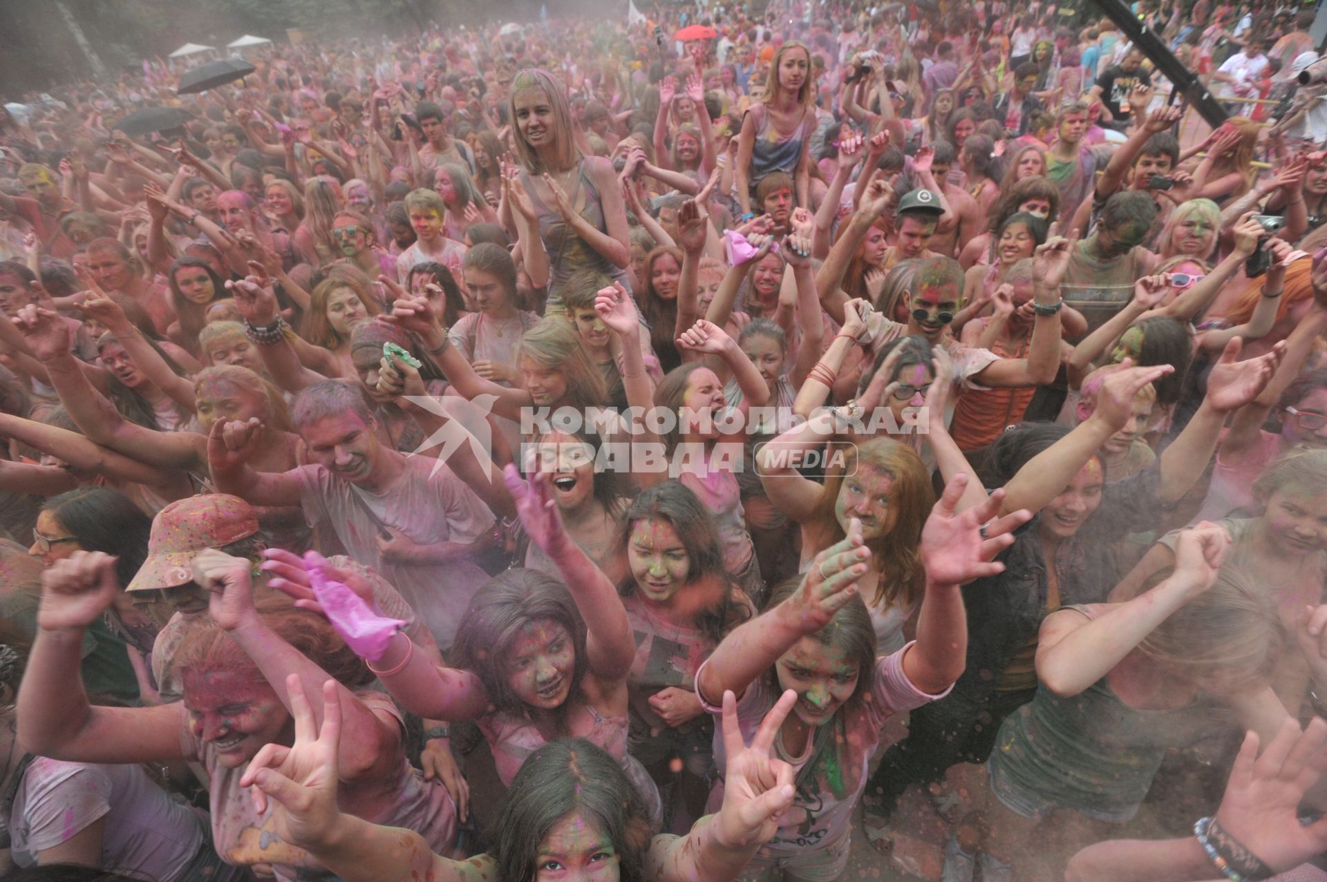 ВВЦ: Фестиваль красок `ColorFest` . На снимке: участники праздника обсыпают друг друга красками разных цветов.