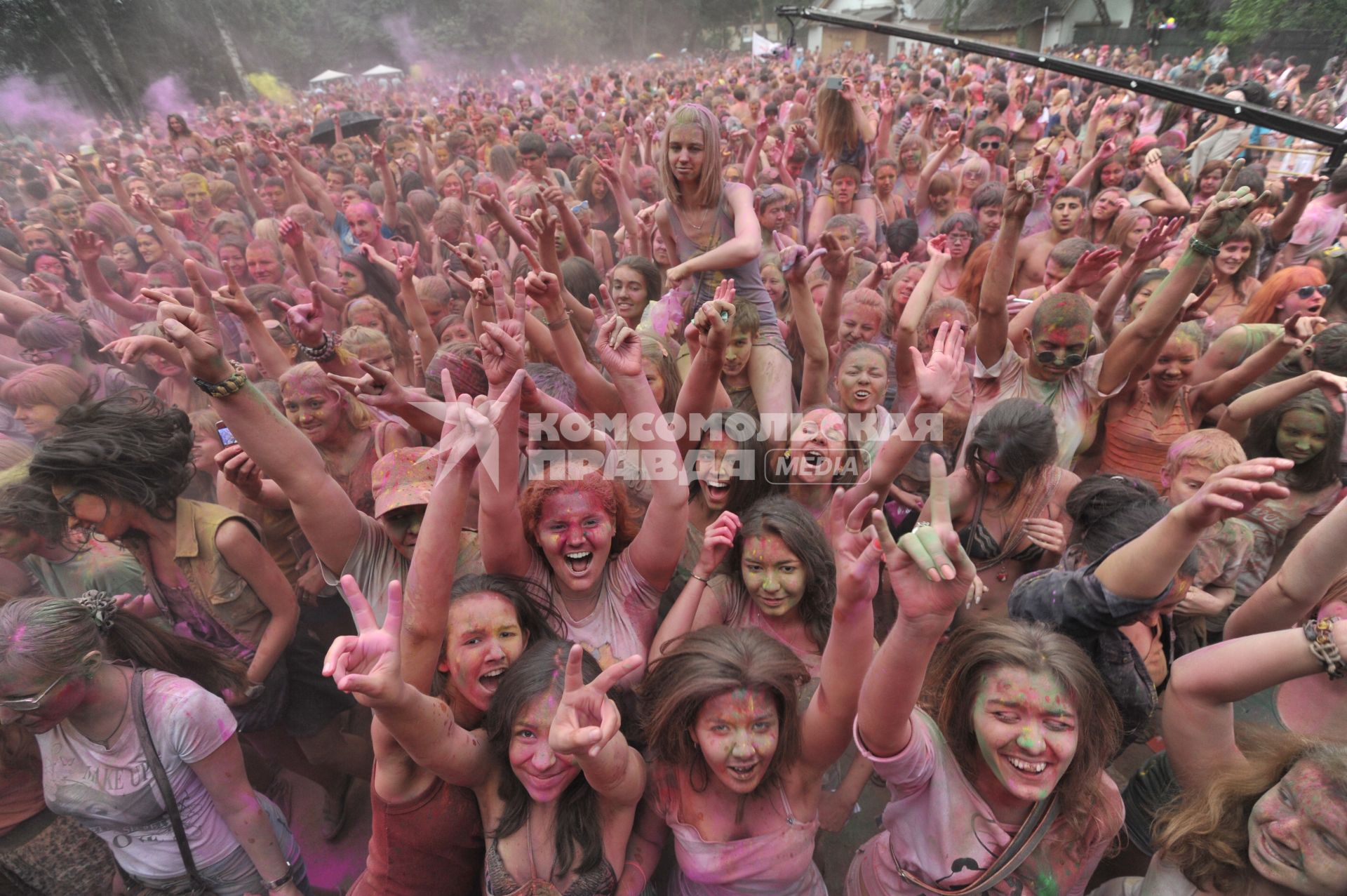 ВВЦ: Фестиваль красок `ColorFest` . На снимке: участники праздника обсыпают друг друга красками разных цветов.