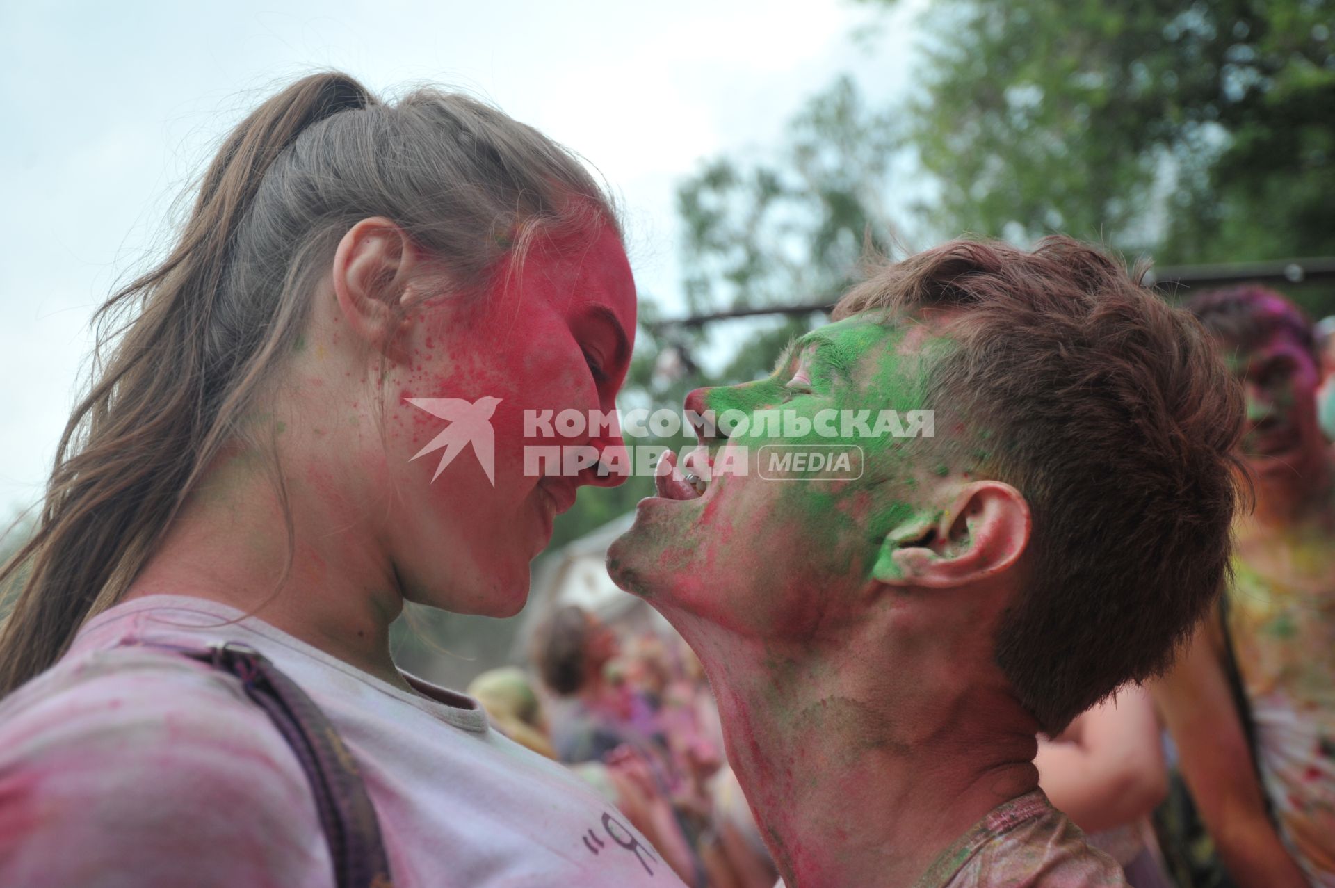 ВВЦ: Фестиваль красок `ColorFest` . На снимке: поцелуй.