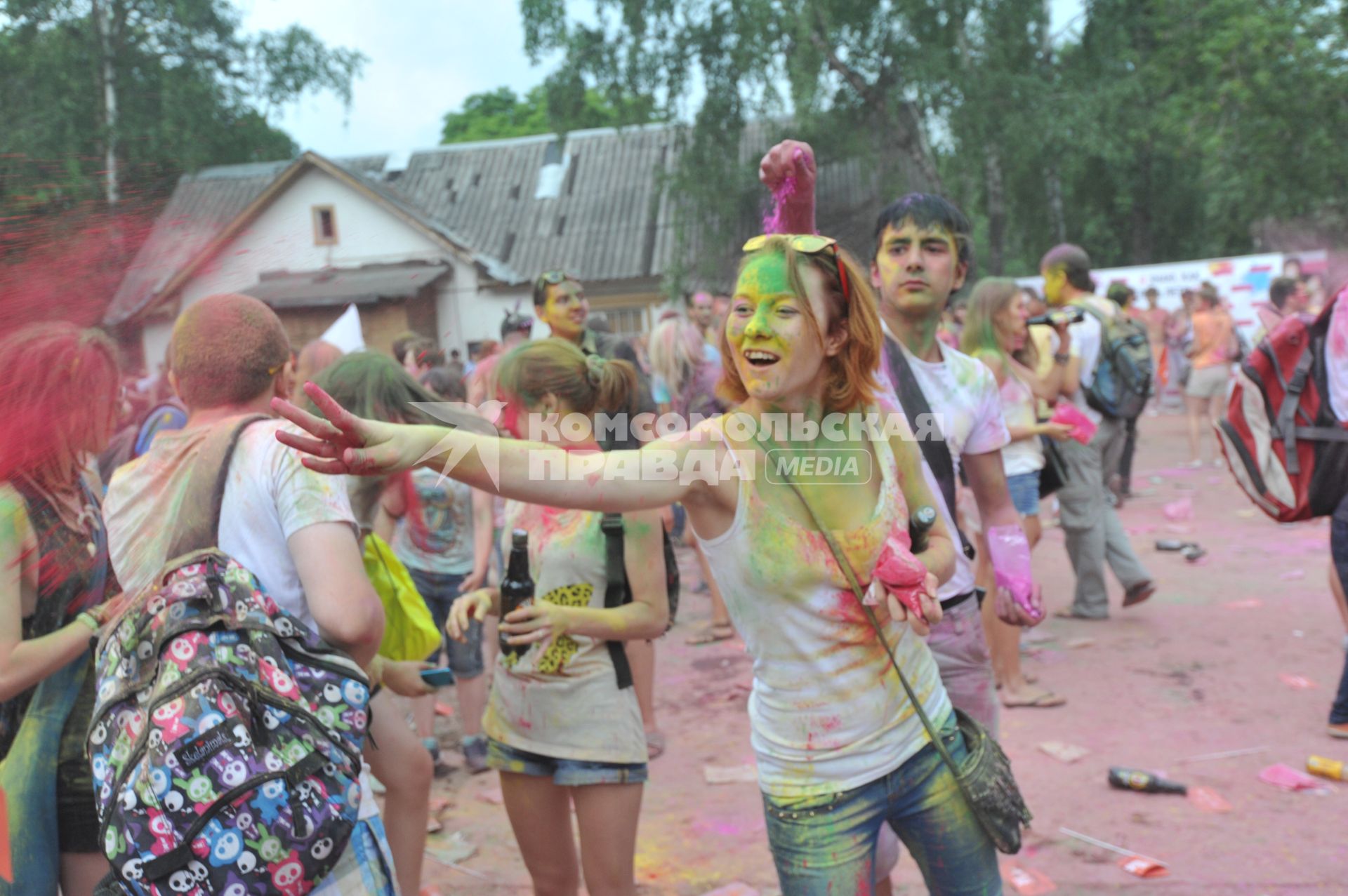 ВВЦ: Фестиваль красок `ColorFest` . На снимке: участники праздника.