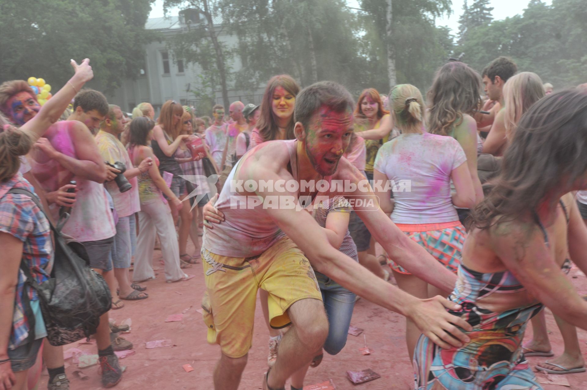 ВВЦ: Фестиваль красок `ColorFest` . На снимке: участники праздника.