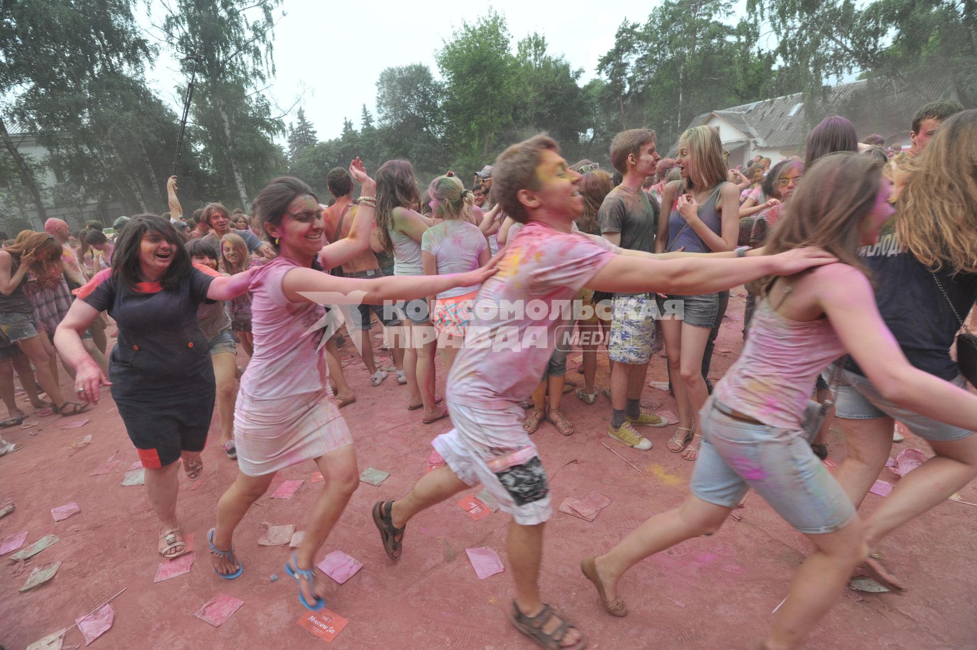 ВВЦ: Фестиваль красок `ColorFest` . На снимке: участники праздника.