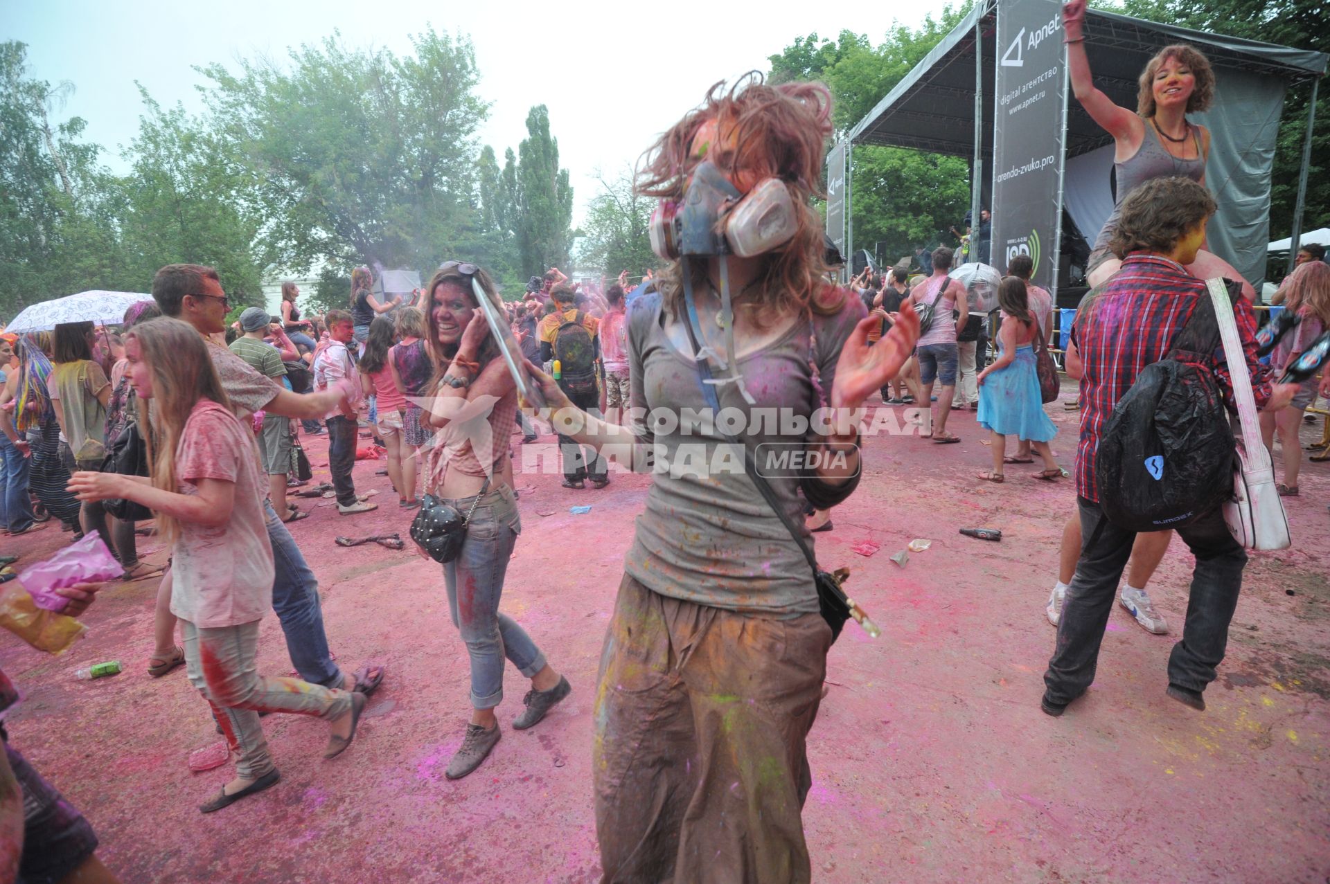 ВВЦ: Фестиваль красок `ColorFest` . На снимке: участники праздника.