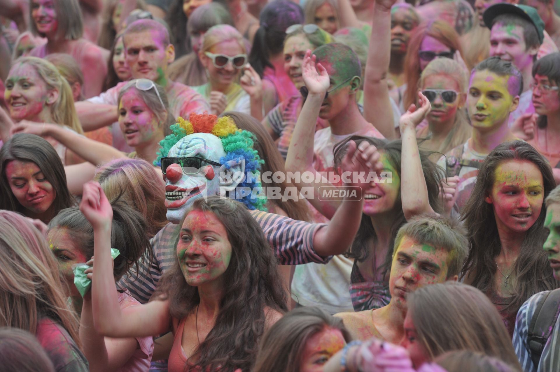 ВВЦ: Фестиваль красок `ColorFest` . На снимке: участники праздника.