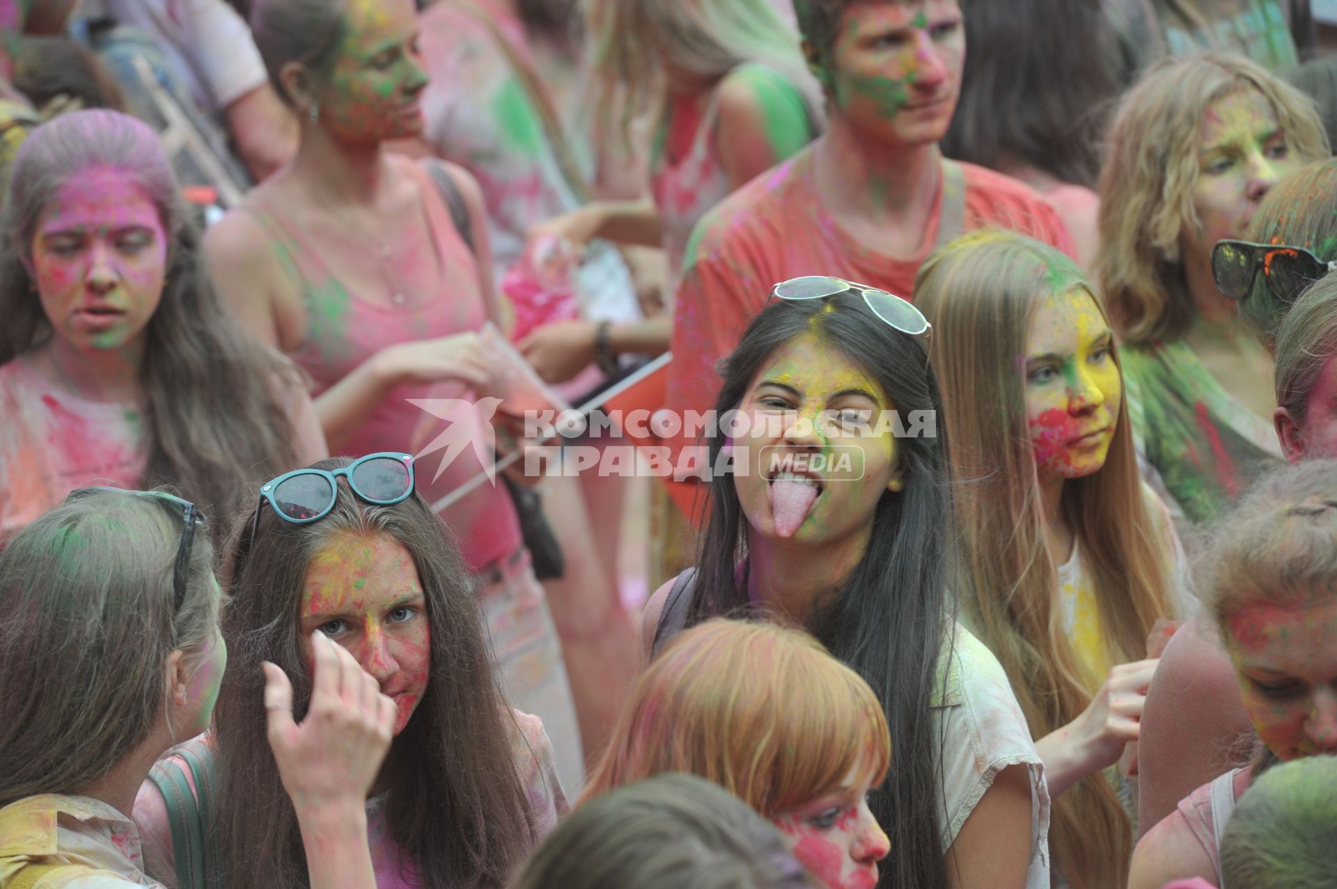 ВВЦ: Фестиваль красок `ColorFest` . На снимке: участники праздника.