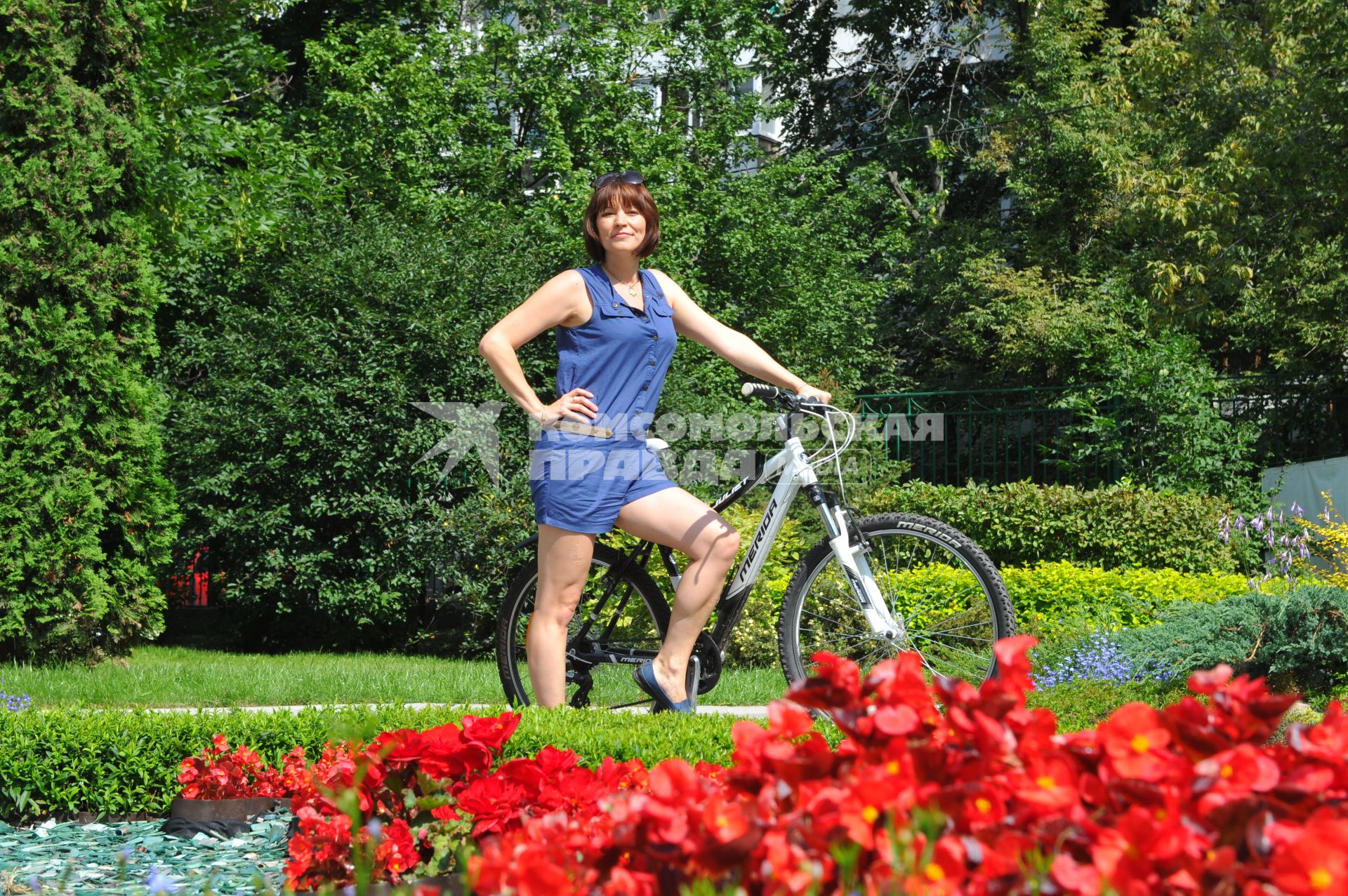 Велосипедистка в парке.