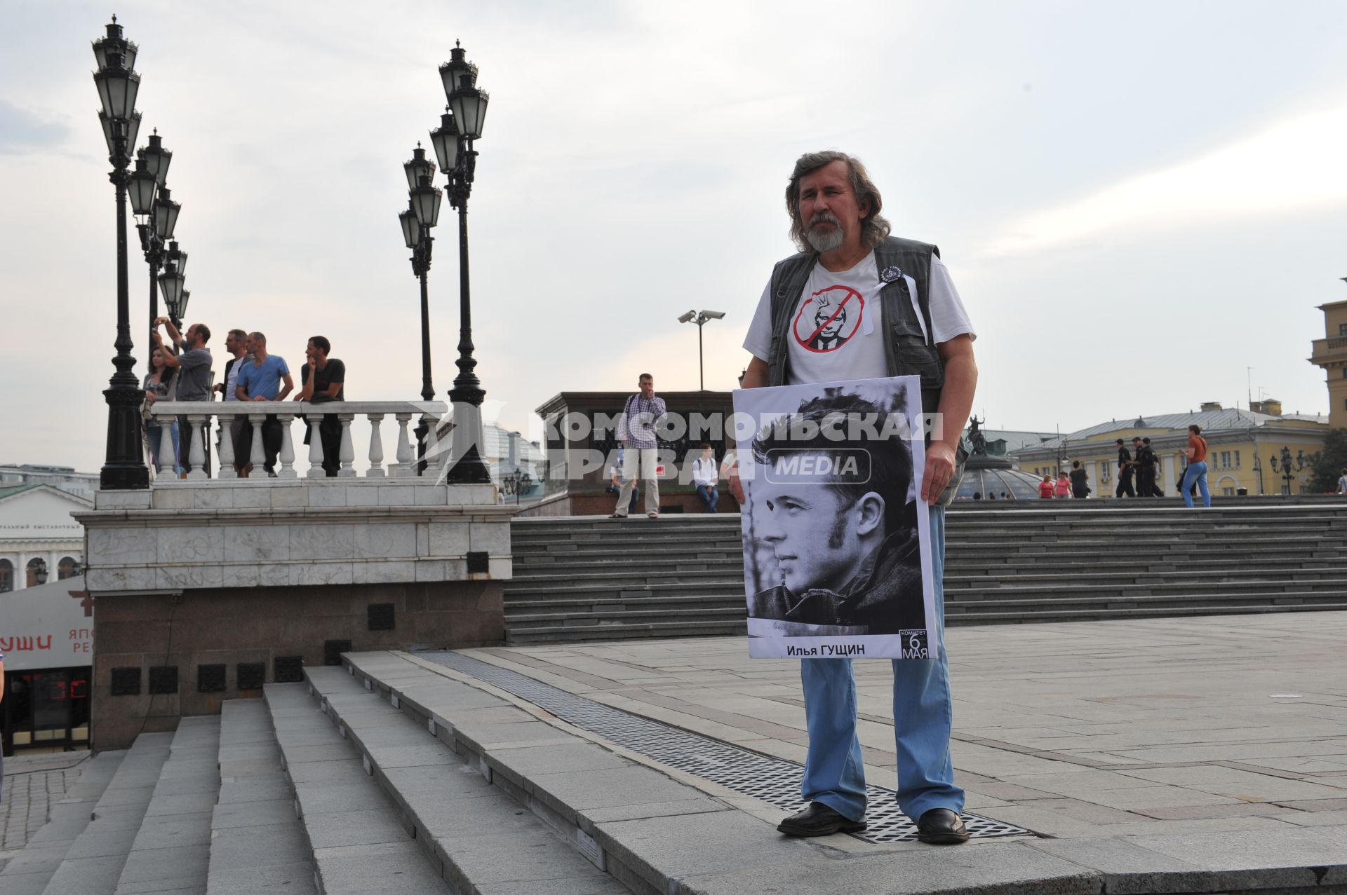 Манежная площадь. Пикет в поддержку фигурантов дела о беспорядках на Болотной площади 6 мая 2012 года. На снимке: участник пикета держит плакат `Илья Гущин .