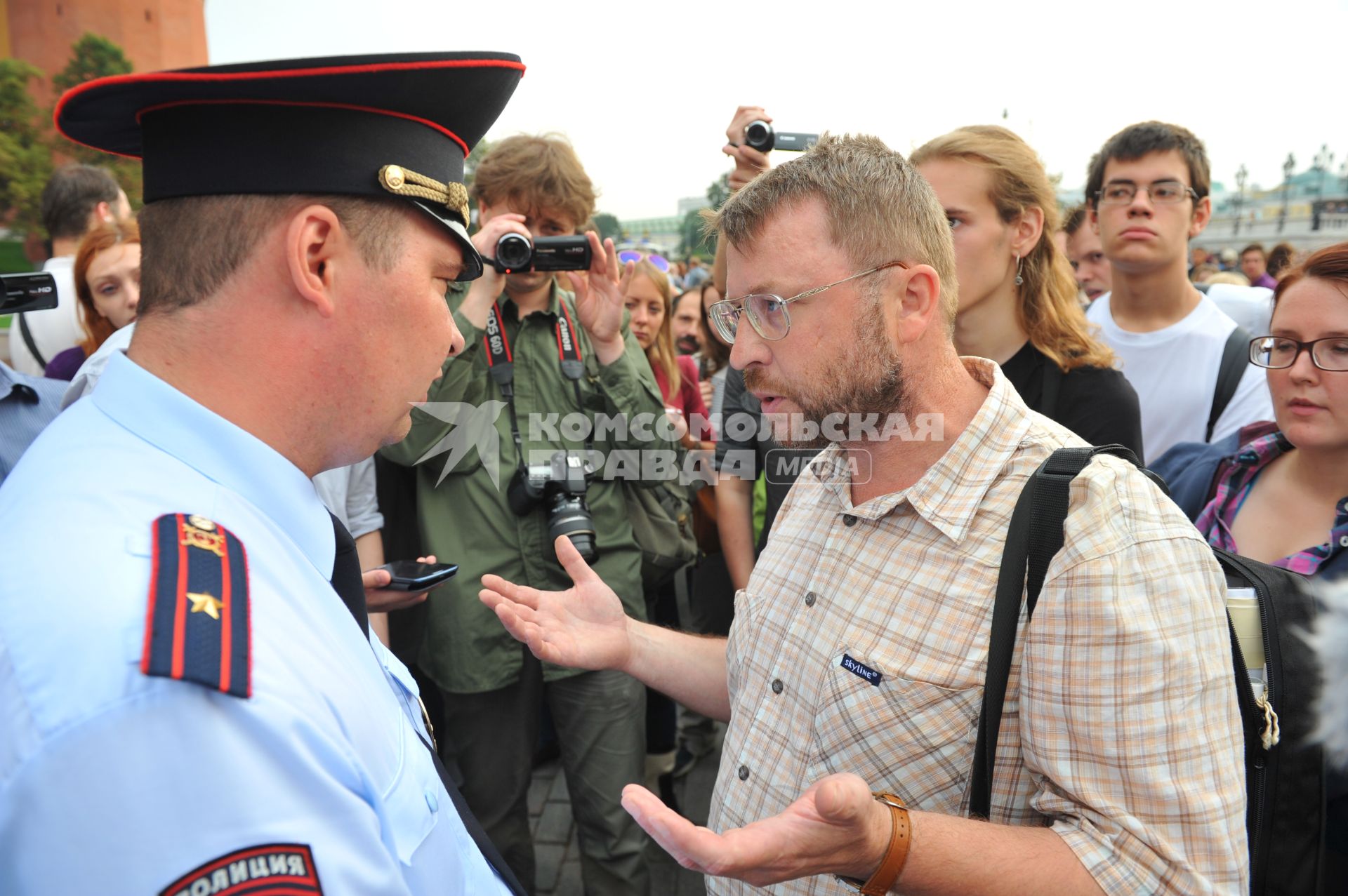 Манежная площадь. Пикет в поддержку фигурантов дела о беспорядках на Болотной площади 6 мая 2012 года. На снимке: сотрудник полиции и участники пикета.