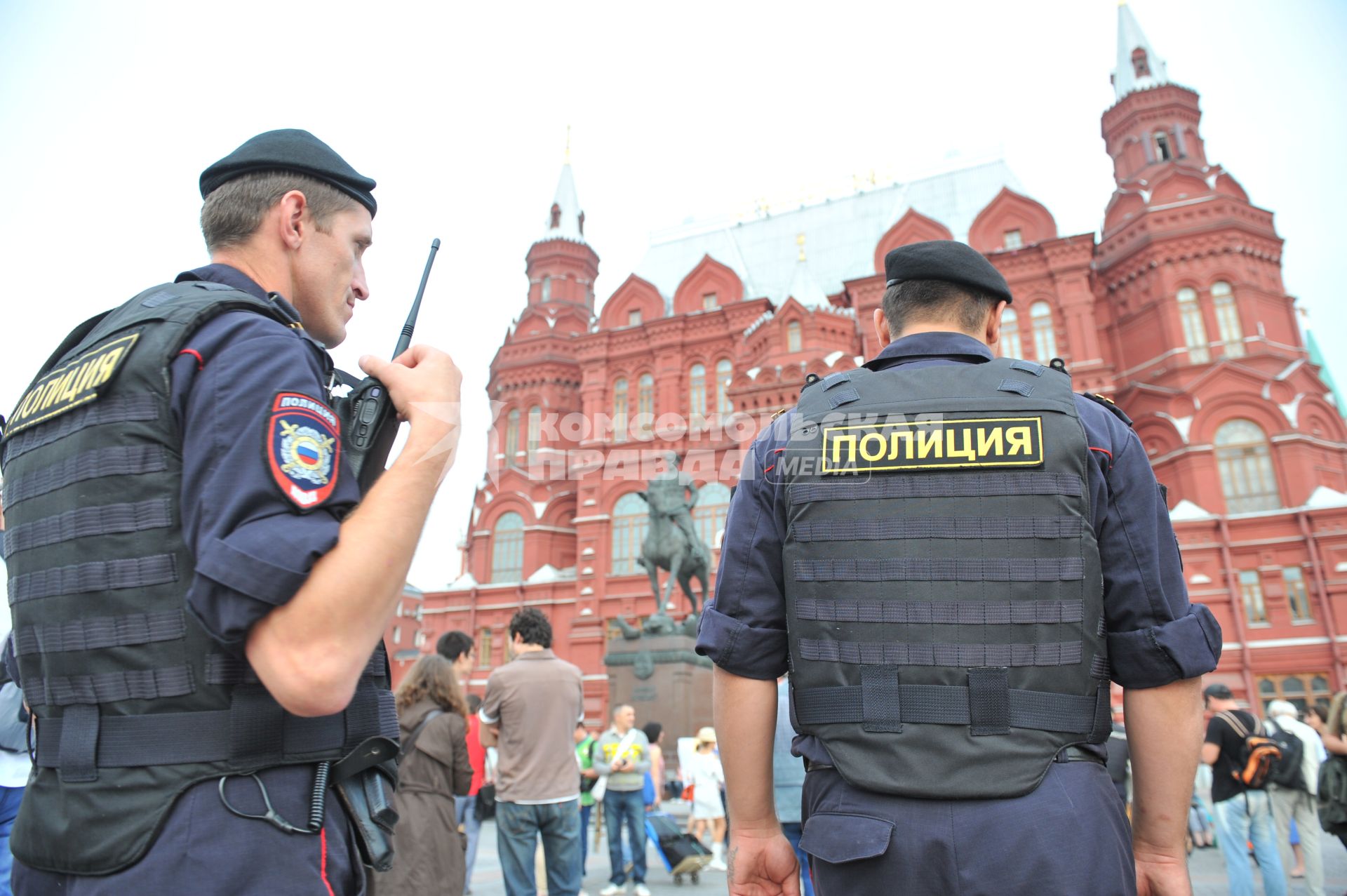 Манежная площадь. Пикет в поддержку фигурантов дела о беспорядках на Болотной площади 6 мая 2012 года. На снимке: сотрудники правохранительных органов.