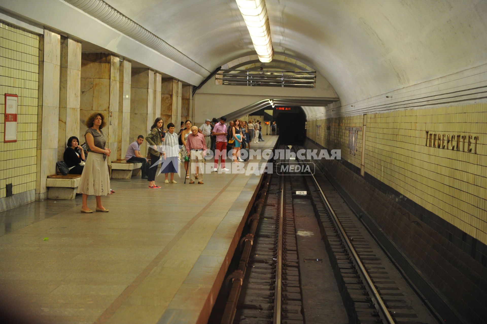 Московский метрополитен.  На снимке: пассажиры метро.