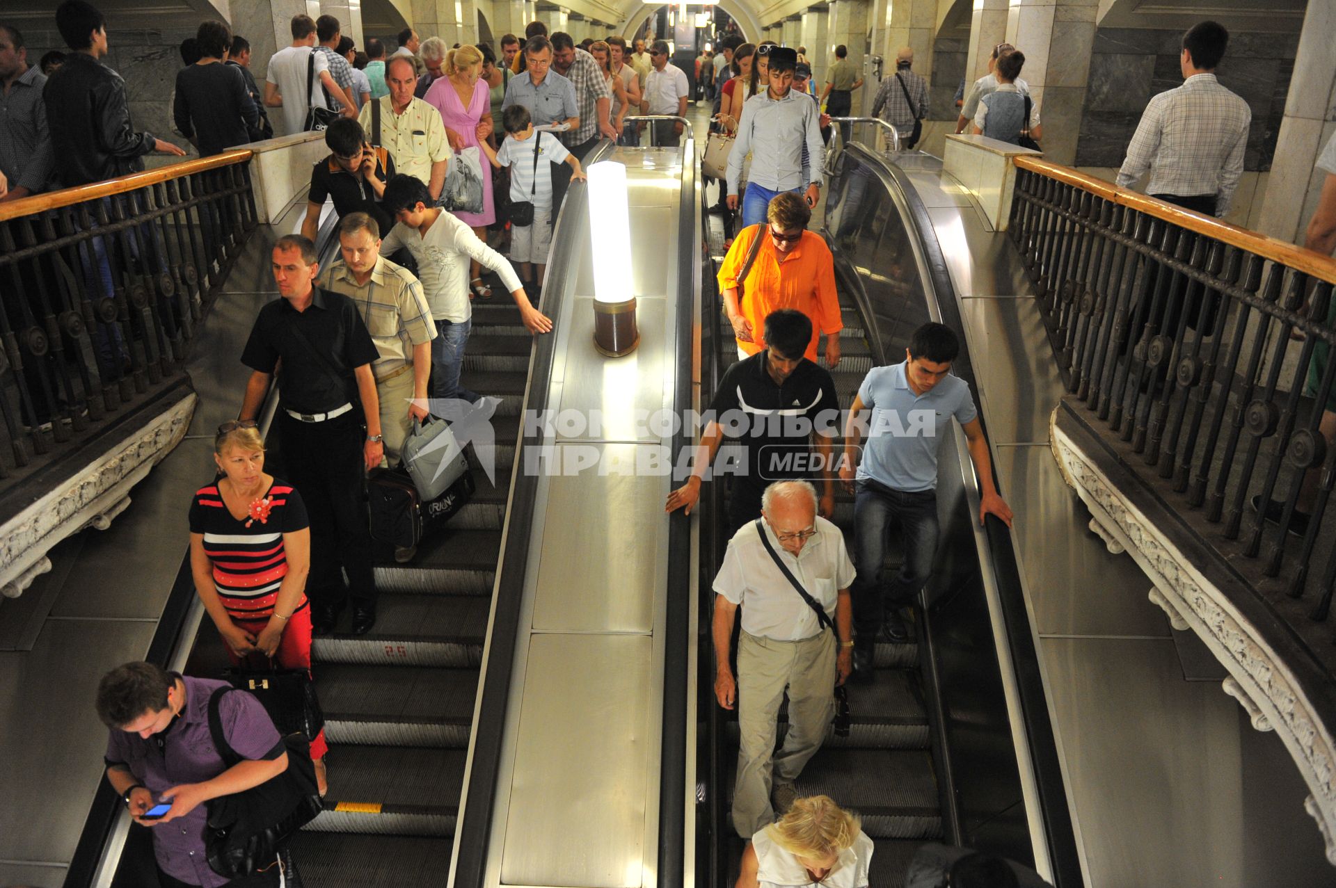 Московский метрополитен.  На снимке: пассажиры на эскалаторе.