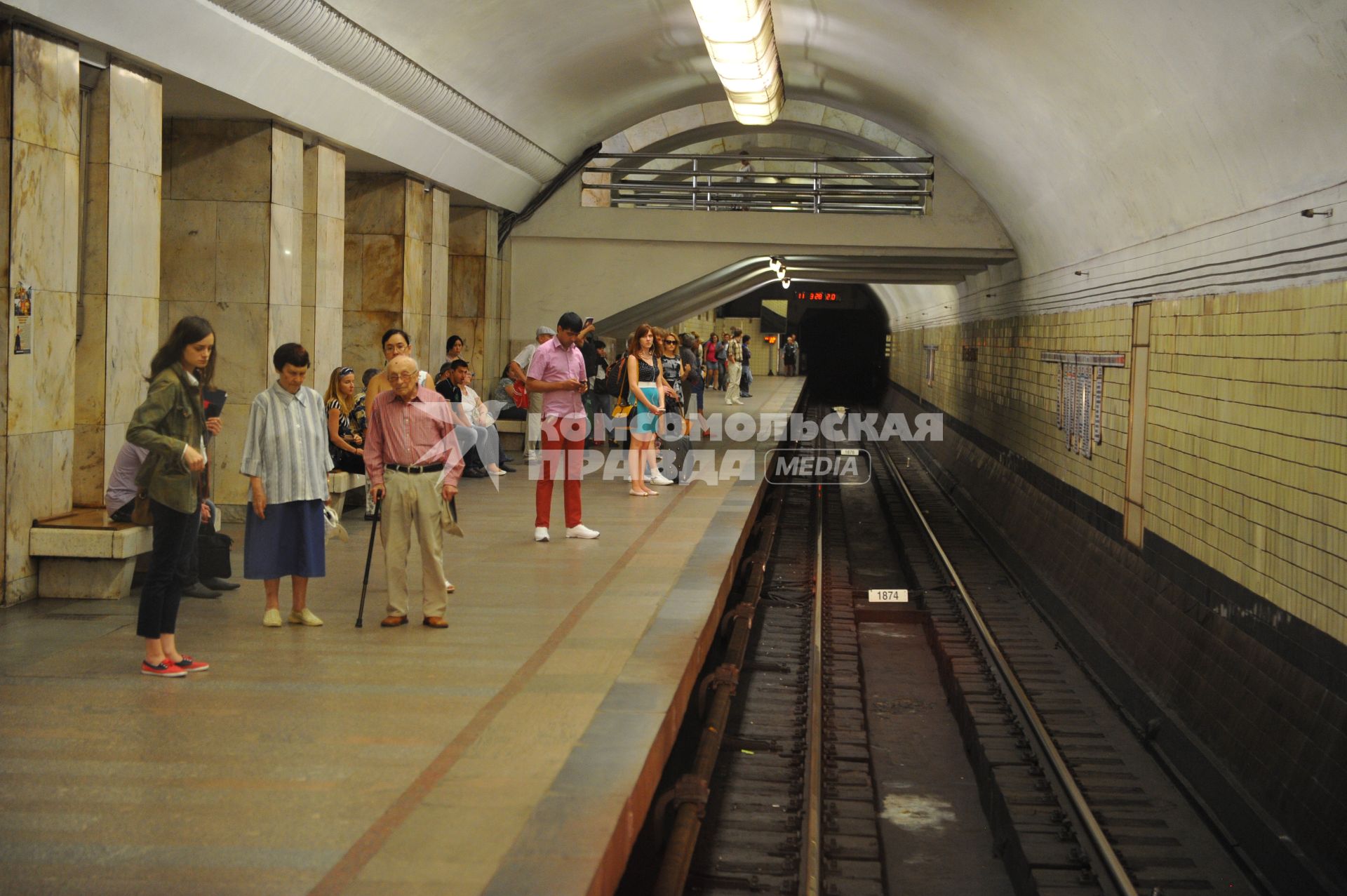 Московский метрополитен.  На снимке: пассажиры метро.