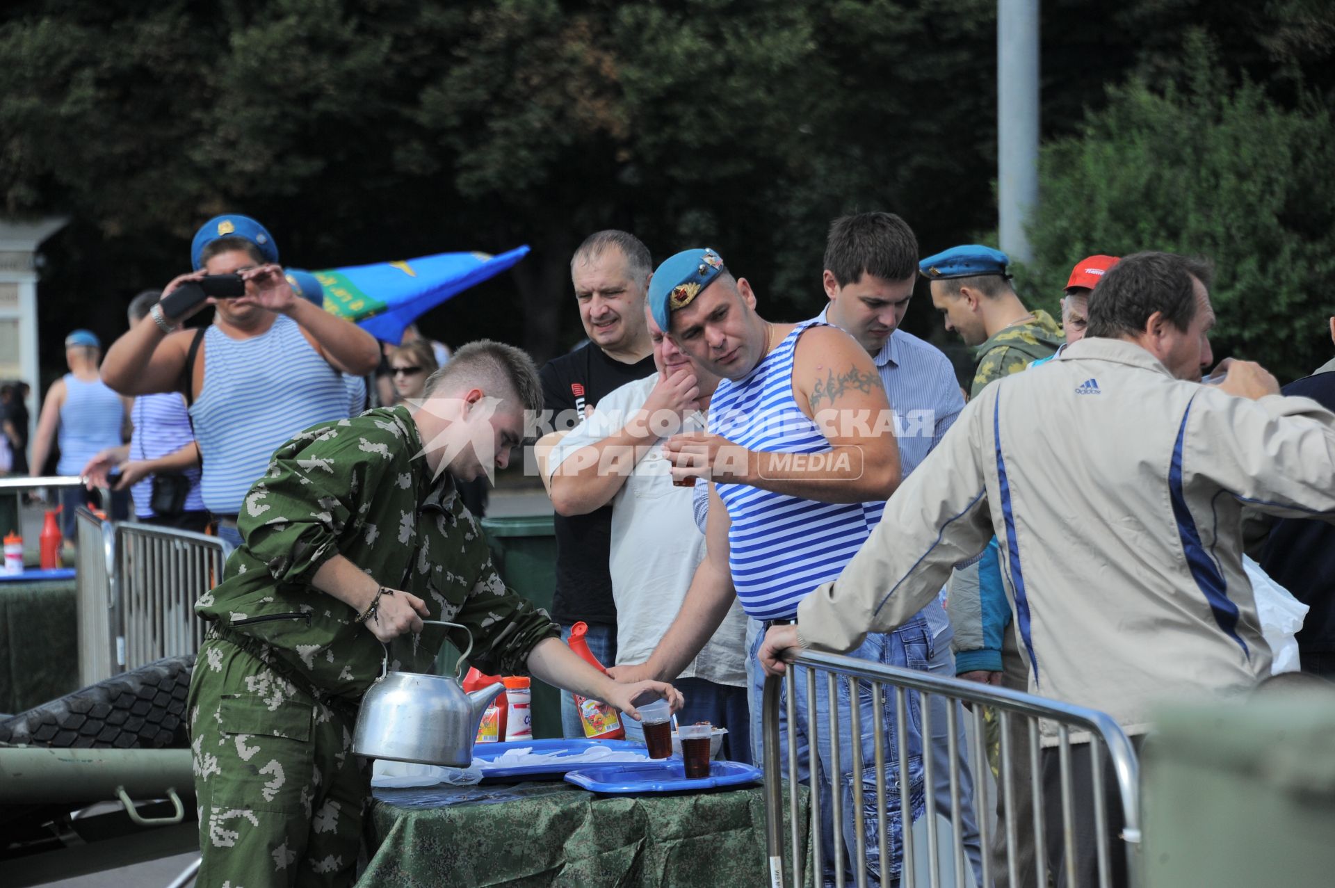 День воздушно-десантных войск (ВДВ). На снимке: десантники у полевой кухни