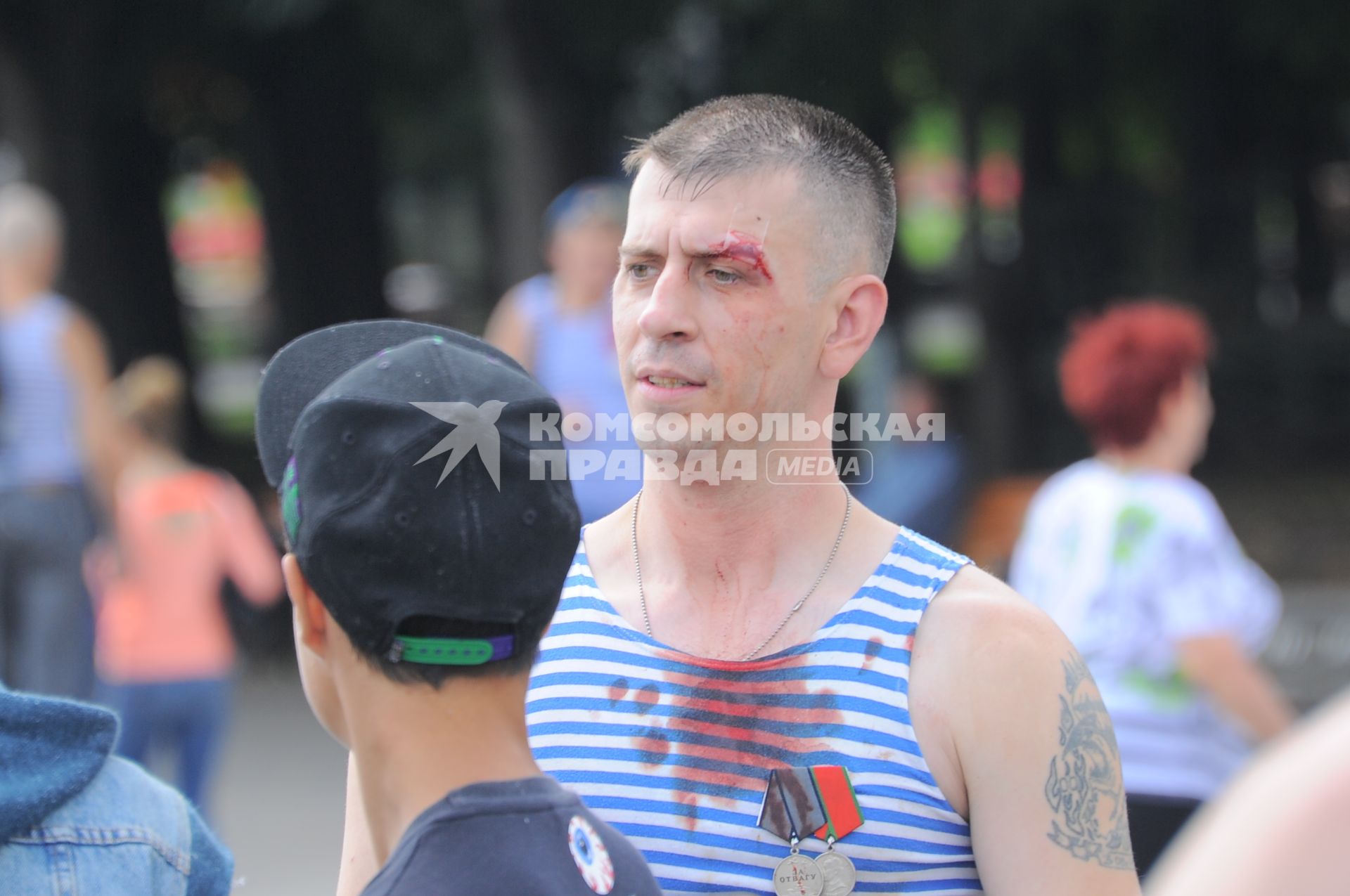 ЦПКиО им. Горького. День воздушно-десантных войск (ВДВ). На снимке: мужчина в тельняшке с рассеченной бровью.