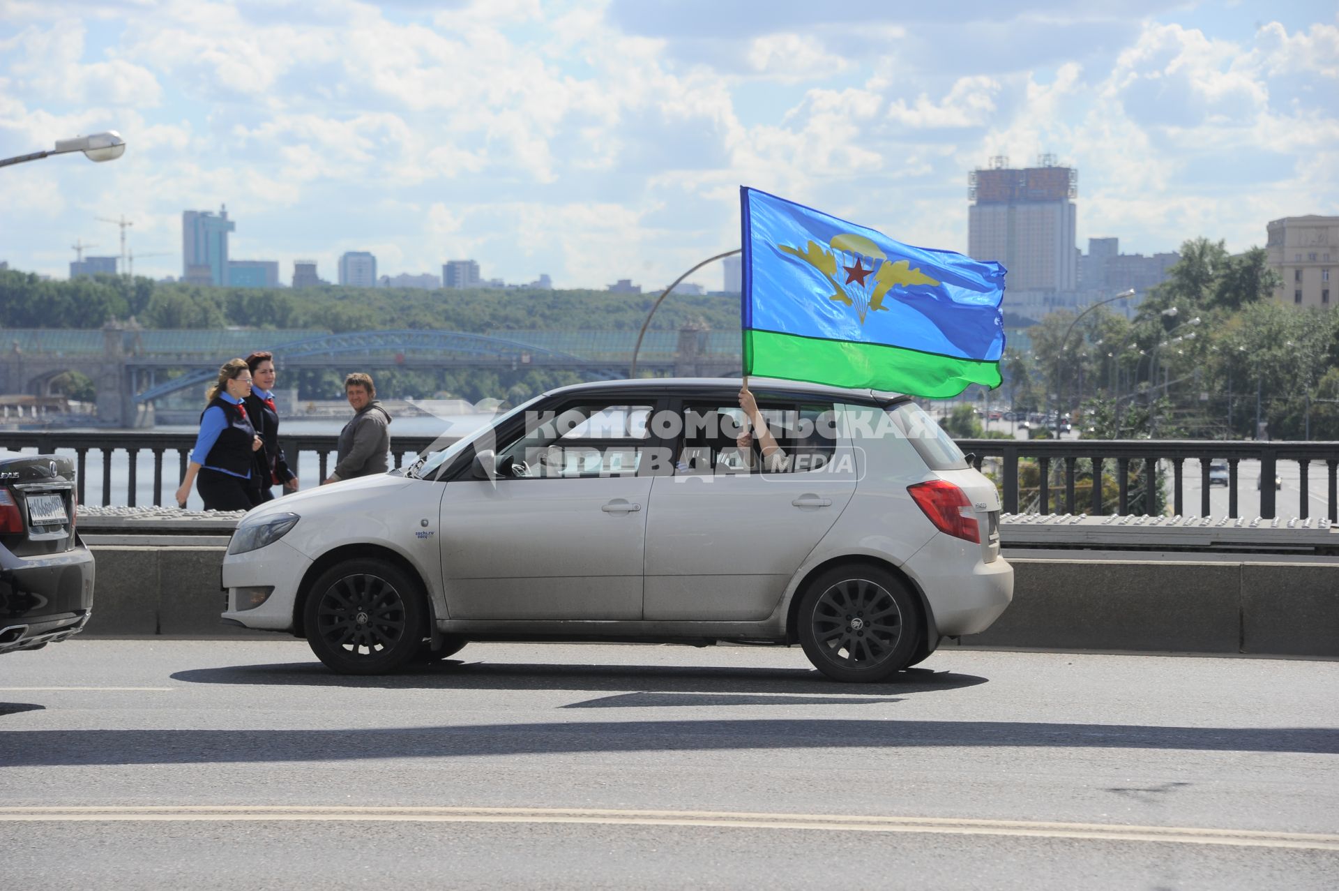 Крымская набережная. День воздушно-десантных войск (ВДВ). На снимке: автомобиль с флагом ВДВ