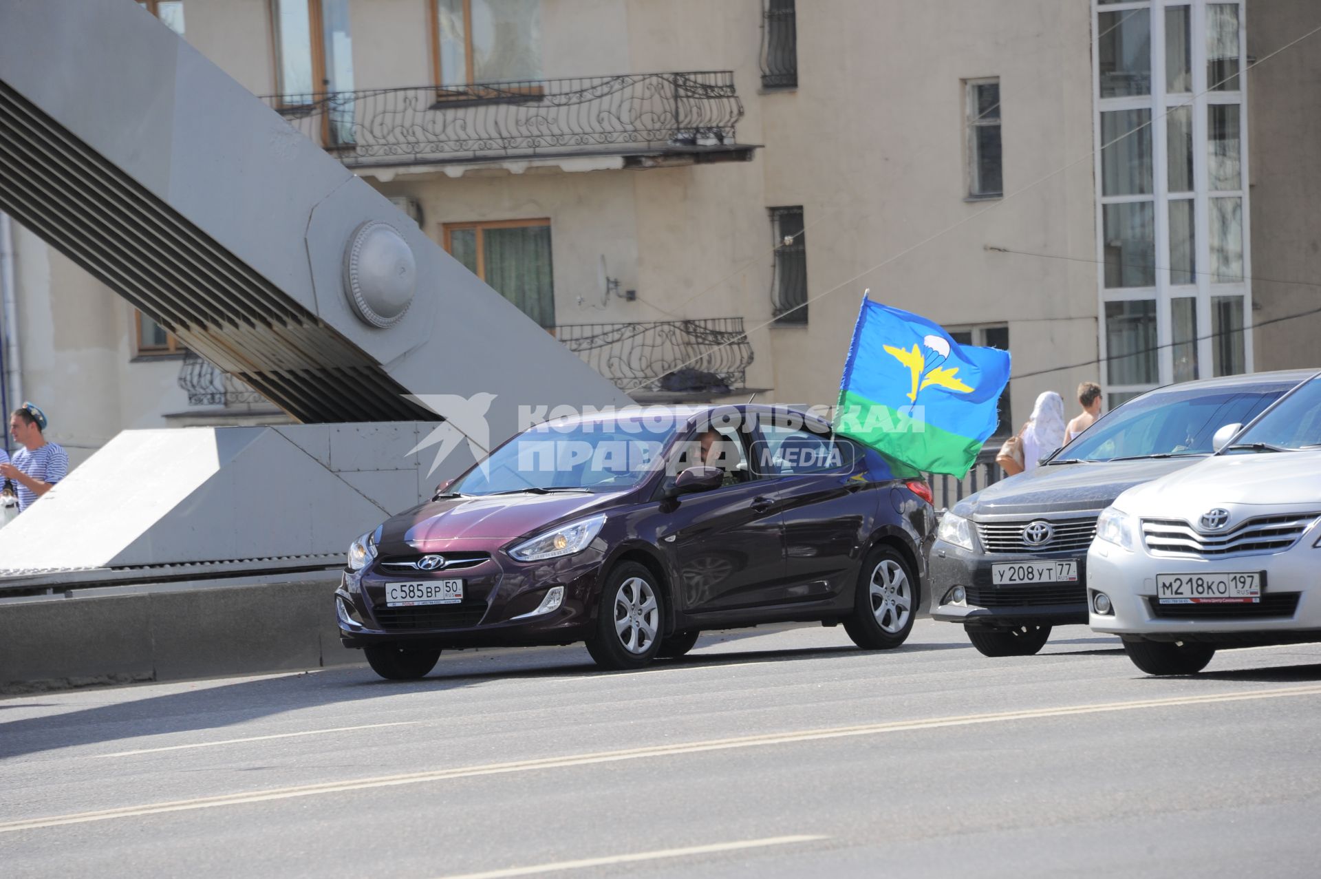 Крымская набережная. День воздушно-десантных войск (ВДВ). На снимке: автомобиль с флагом ВДВ