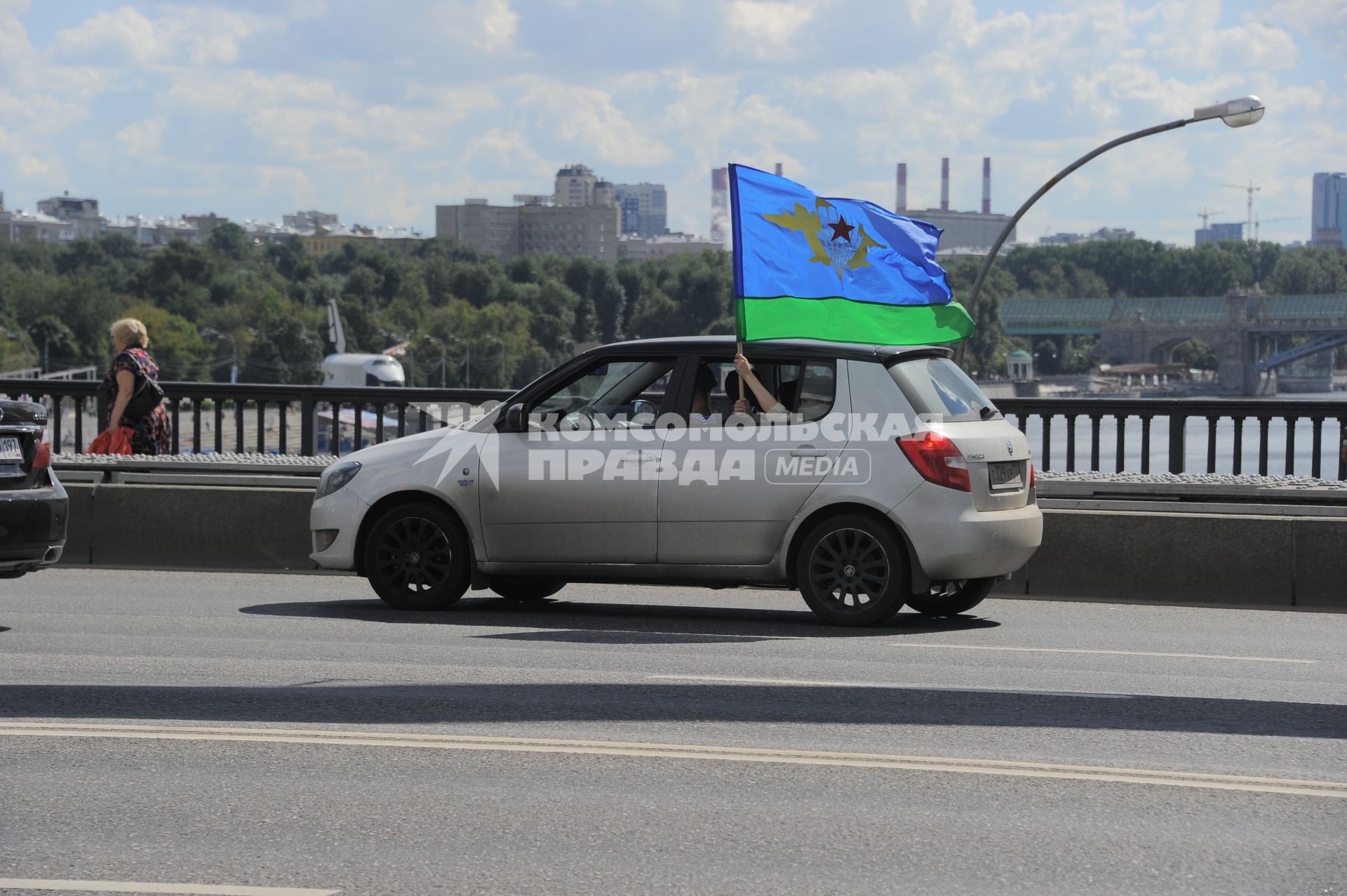 Крымская набережная. День воздушно-десантных войск (ВДВ). На снимке: автомобиль с флагом ВДВ