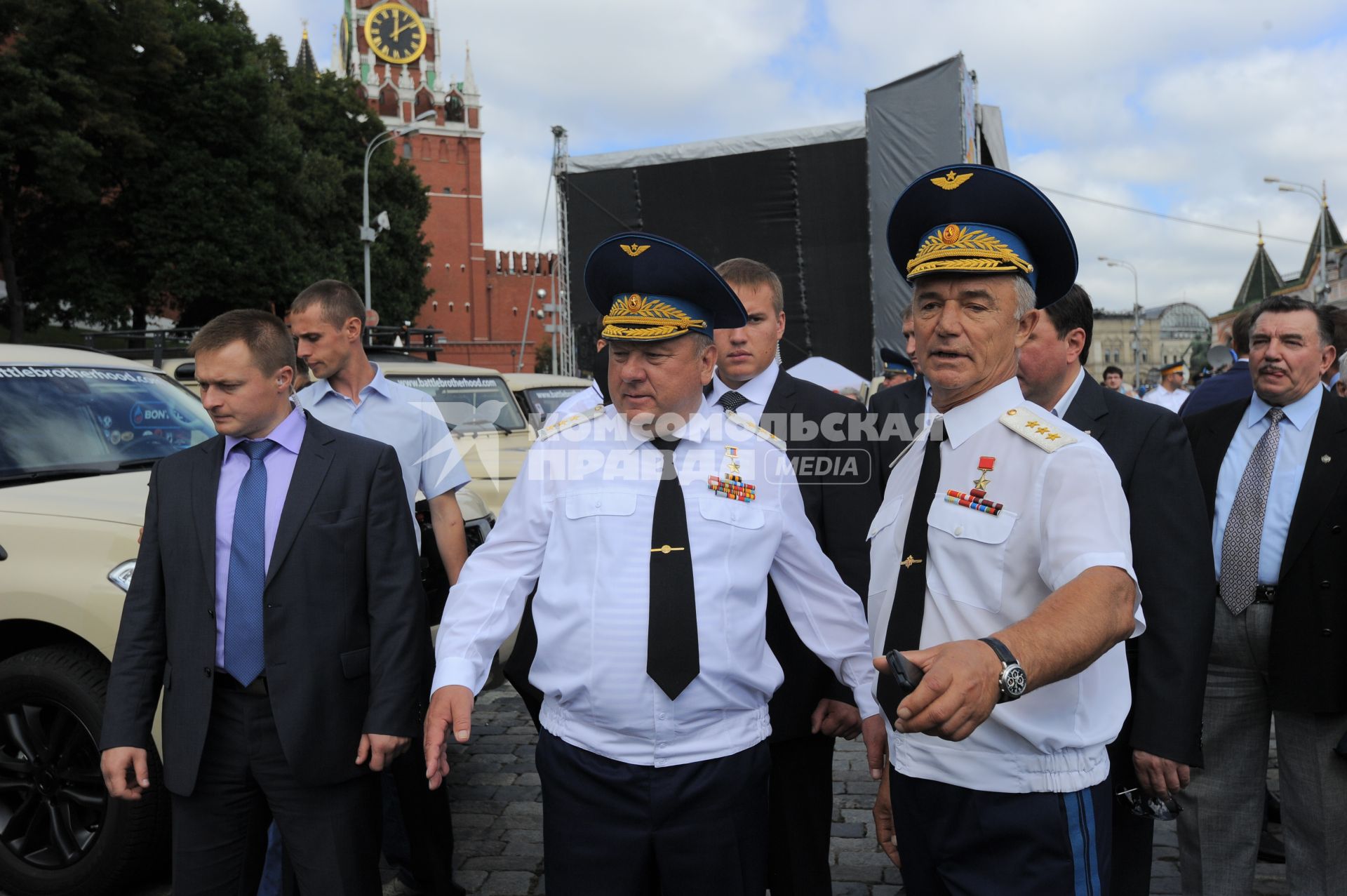 Красная площадь.  Празднования Дня Воздушно-десантных войск РФ .  На снимке: командующий ВДВ РФ Владимир Шаманов (в центре)