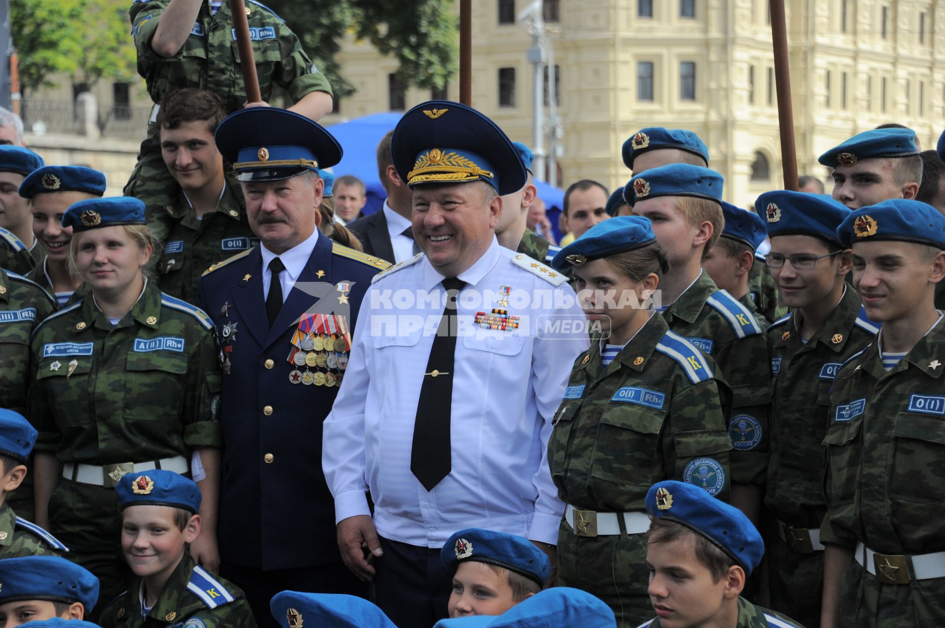 Красная площадь.  Празднования Дня Воздушно-десантных войск РФ .  На снимке: командующий ВДВ РФ Владимир Шаманов (в центре)