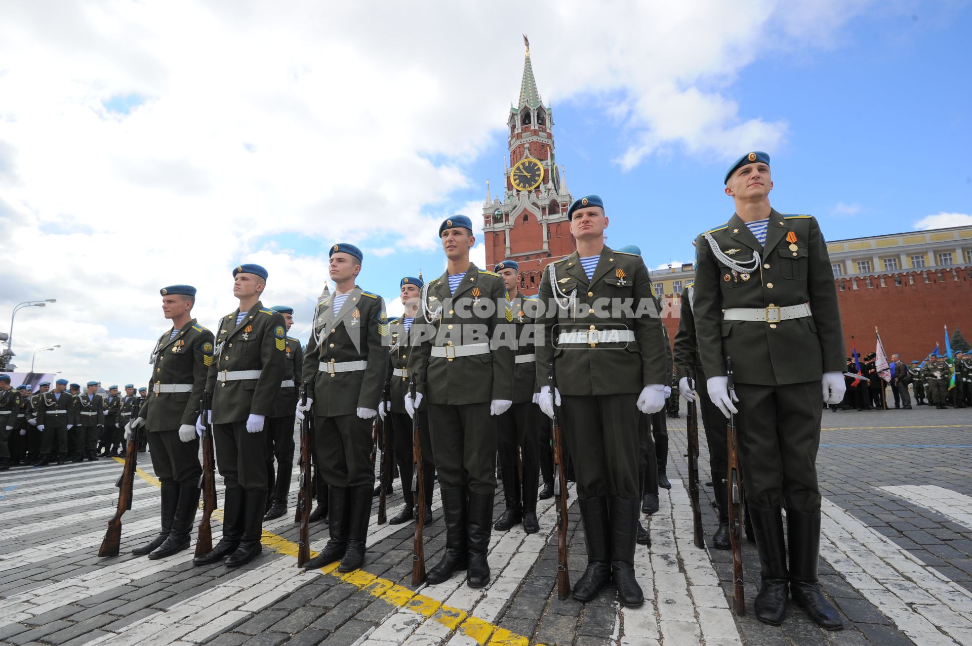 Красная площадь.  Празднование Дня Воздушно-десантных войск РФ .  На снимке: военнослужащие ВДВ ВС России