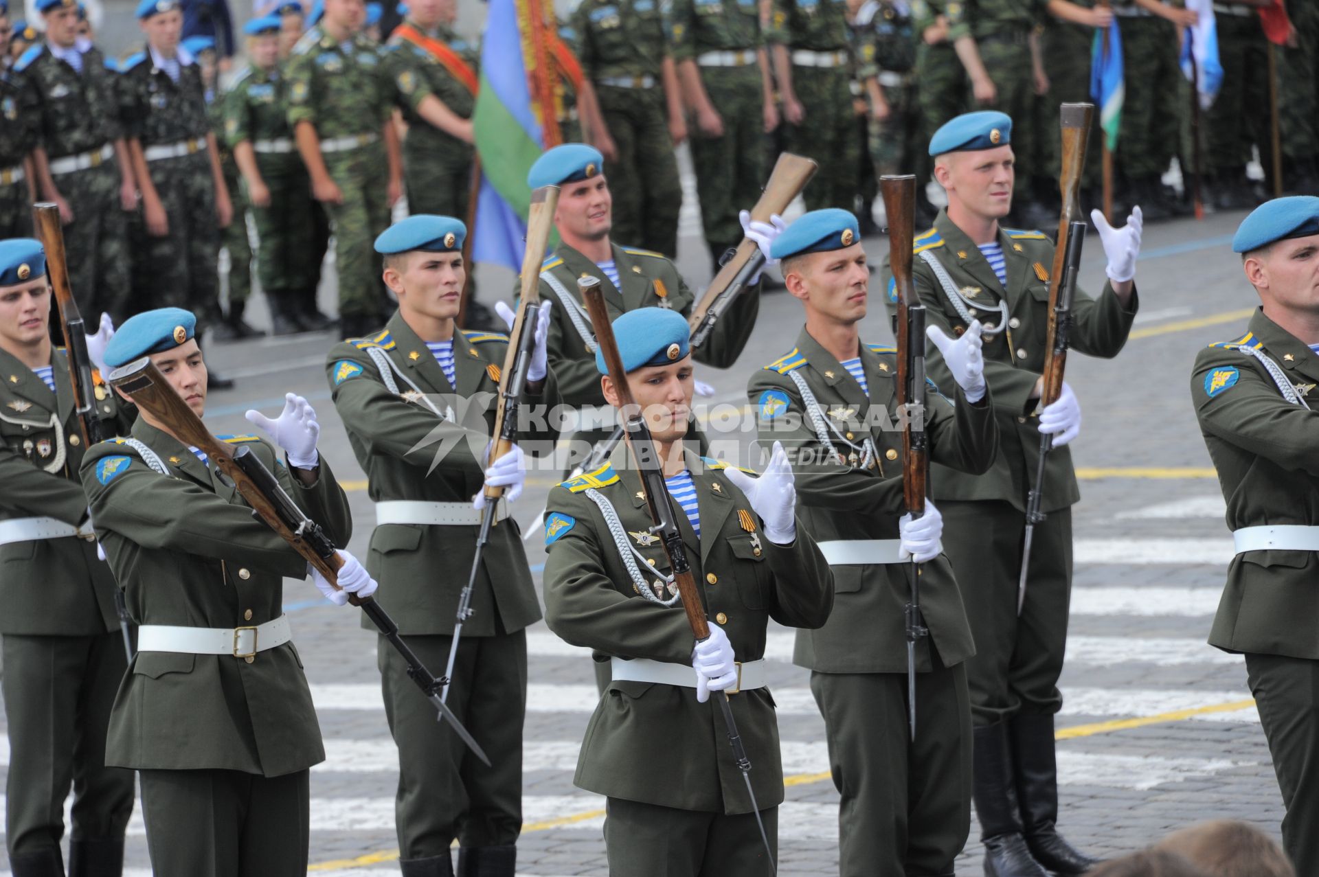 Красная площадь.  Празднование Дня Воздушно-десантных войск РФ .  На снимке: курсанты Рязанского училища ВДВ.