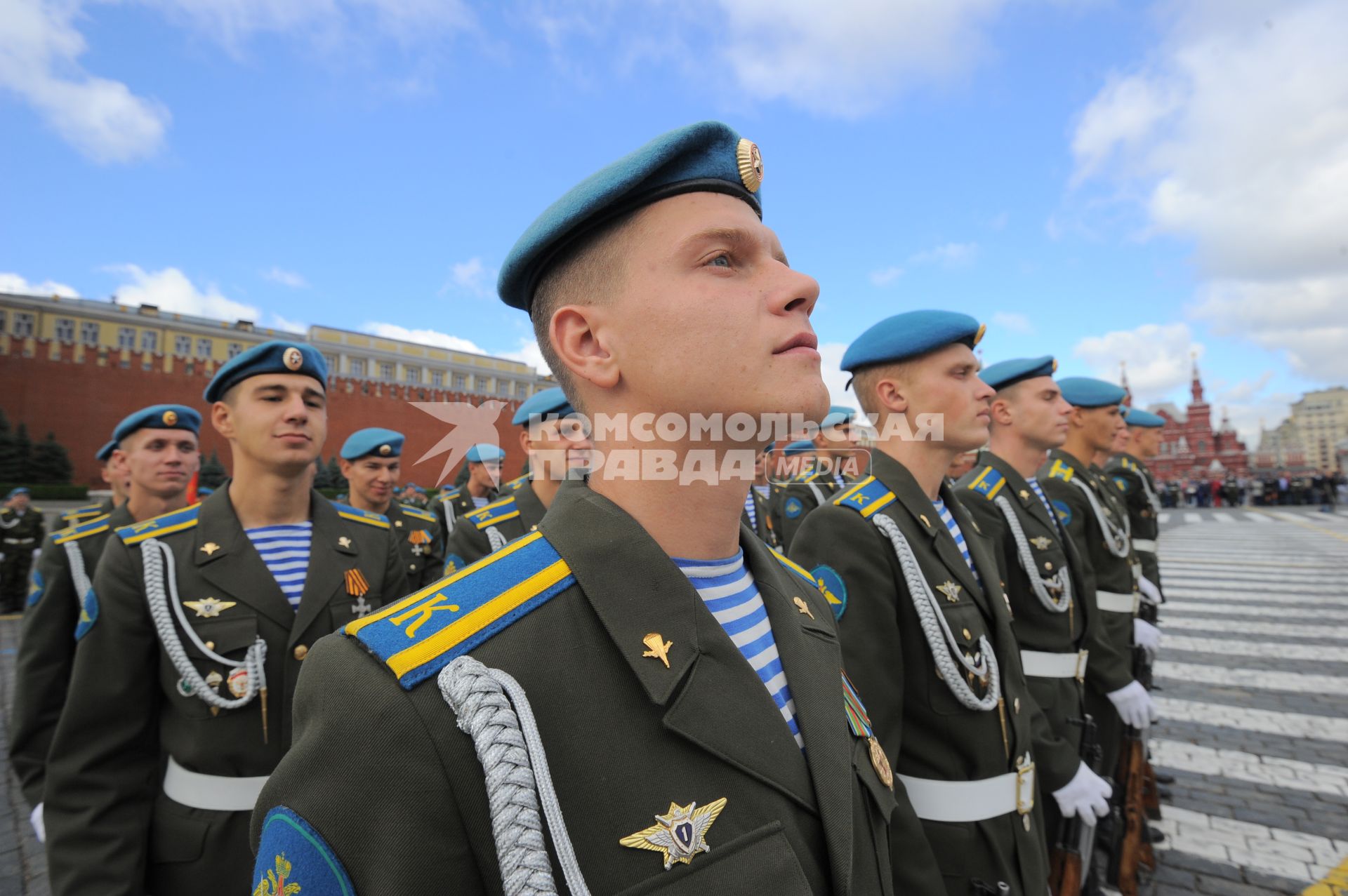 Красная площадь.  Празднование Дня Воздушно-десантных войск РФ .  На снимке: курсанты Рязанского училища ВДВ.