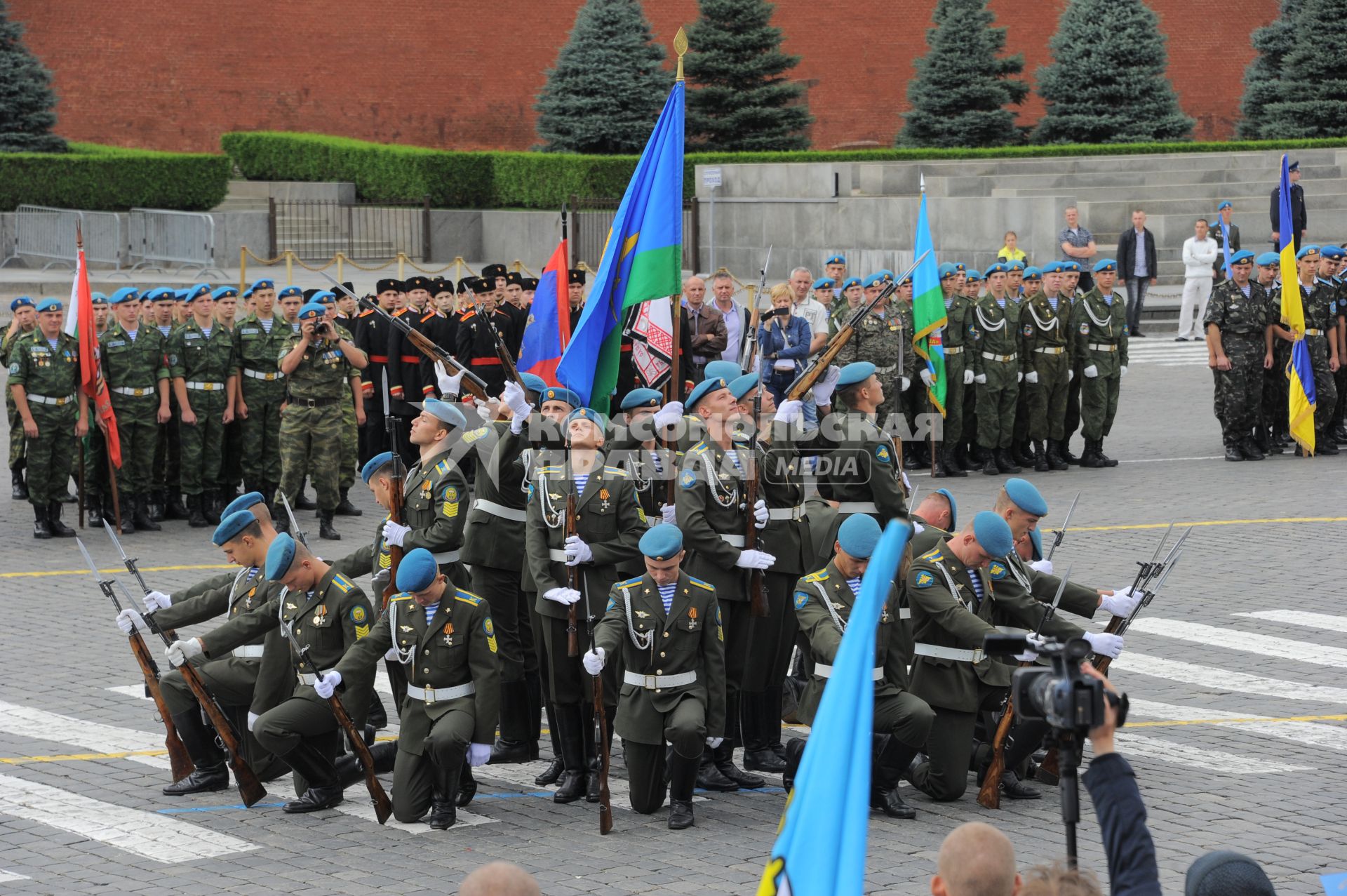 Красная площадь.  Празднование Дня Воздушно-десантных войск РФ .  На снимке: курсанты Рязанского училища ВДВ.