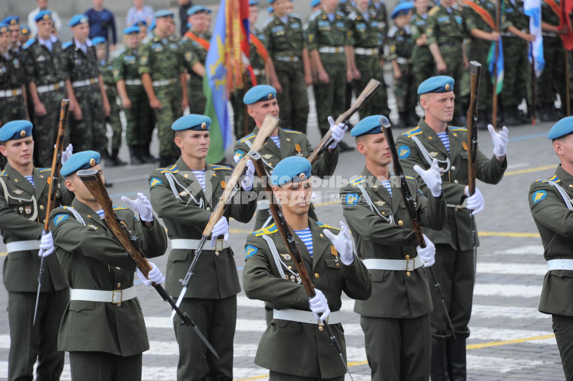 Красная площадь.  Празднование Дня Воздушно-десантных войск РФ .  На снимке: курсанты Рязанского училища ВДВ.