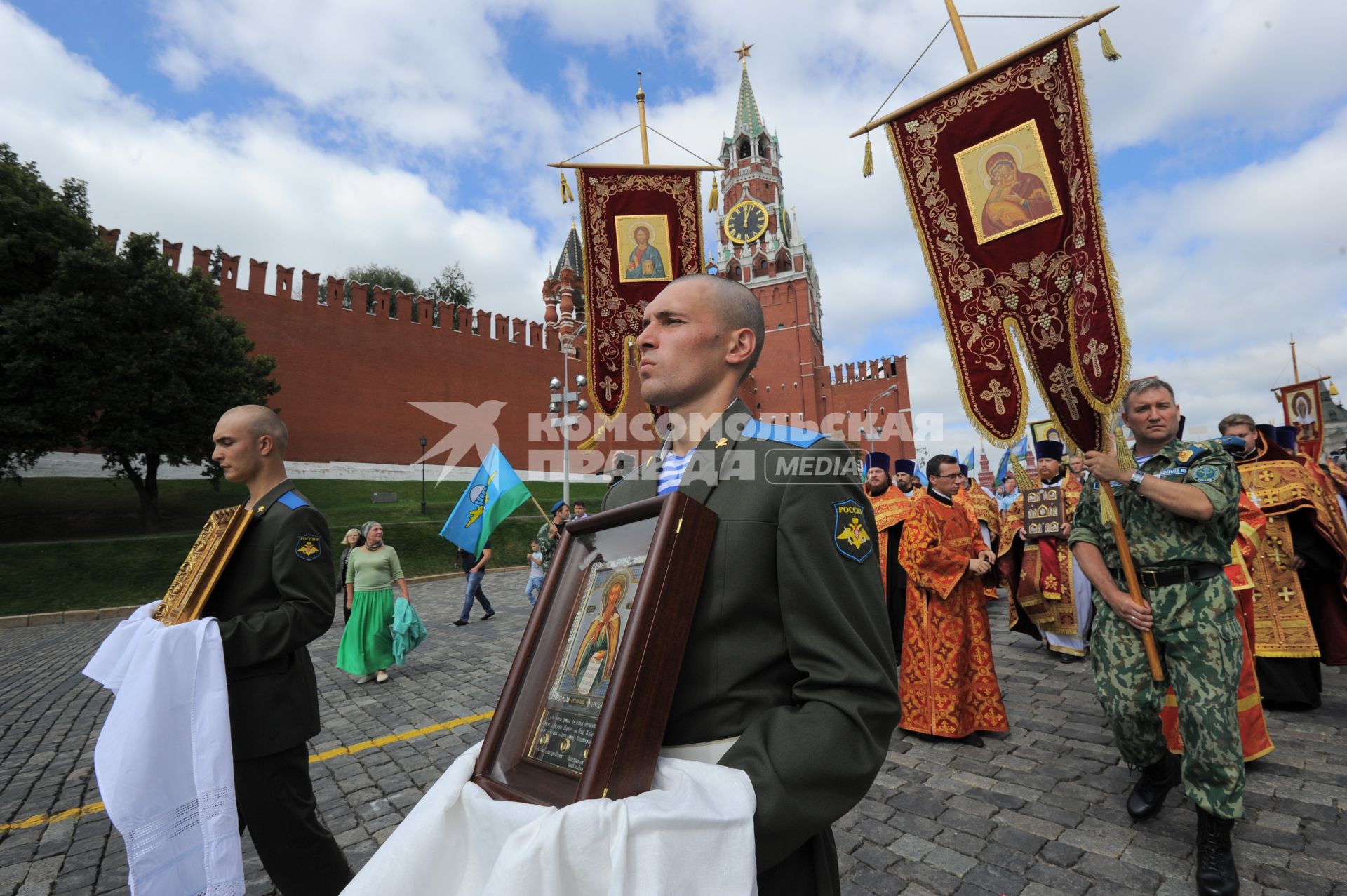 Красная площадь.  Празднование Дня Воздушно-десантных войск РФ .  На снимке: крестный ход прошел от храма на Ильинке до Васильевского спуска.